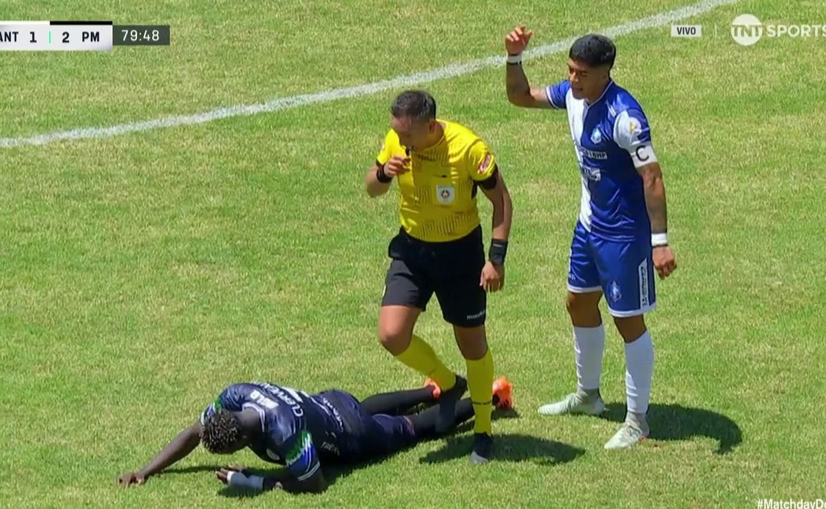 Cambio y al suelo: el primer cruce fuerte de Manley Clerveaux en Deportes Puerto Montt vs Antofagasta