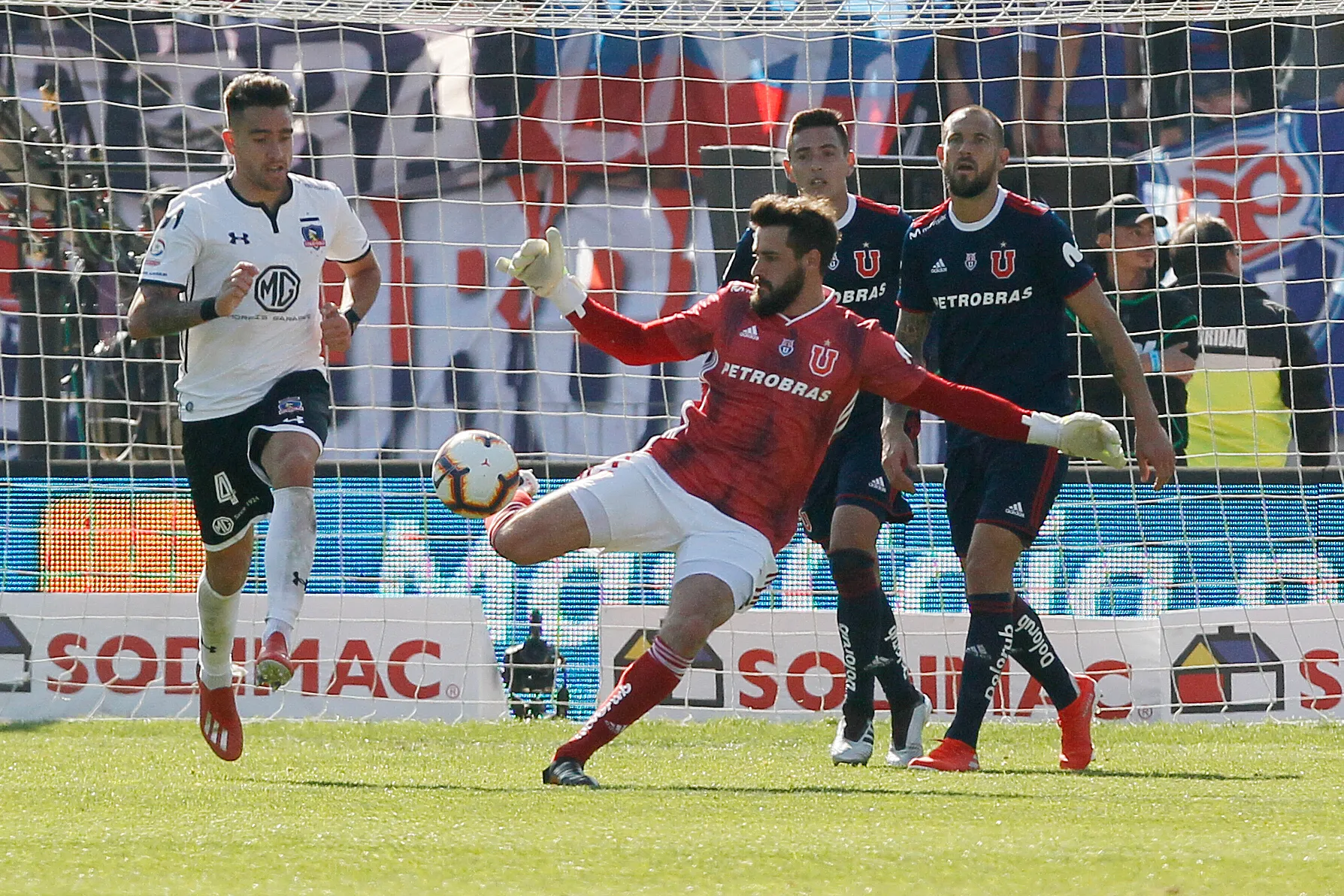Zaldivia y De Paul en 2019 jugando en Colo Colo y U. de Chile, respectivamente. Imagen: Photosport