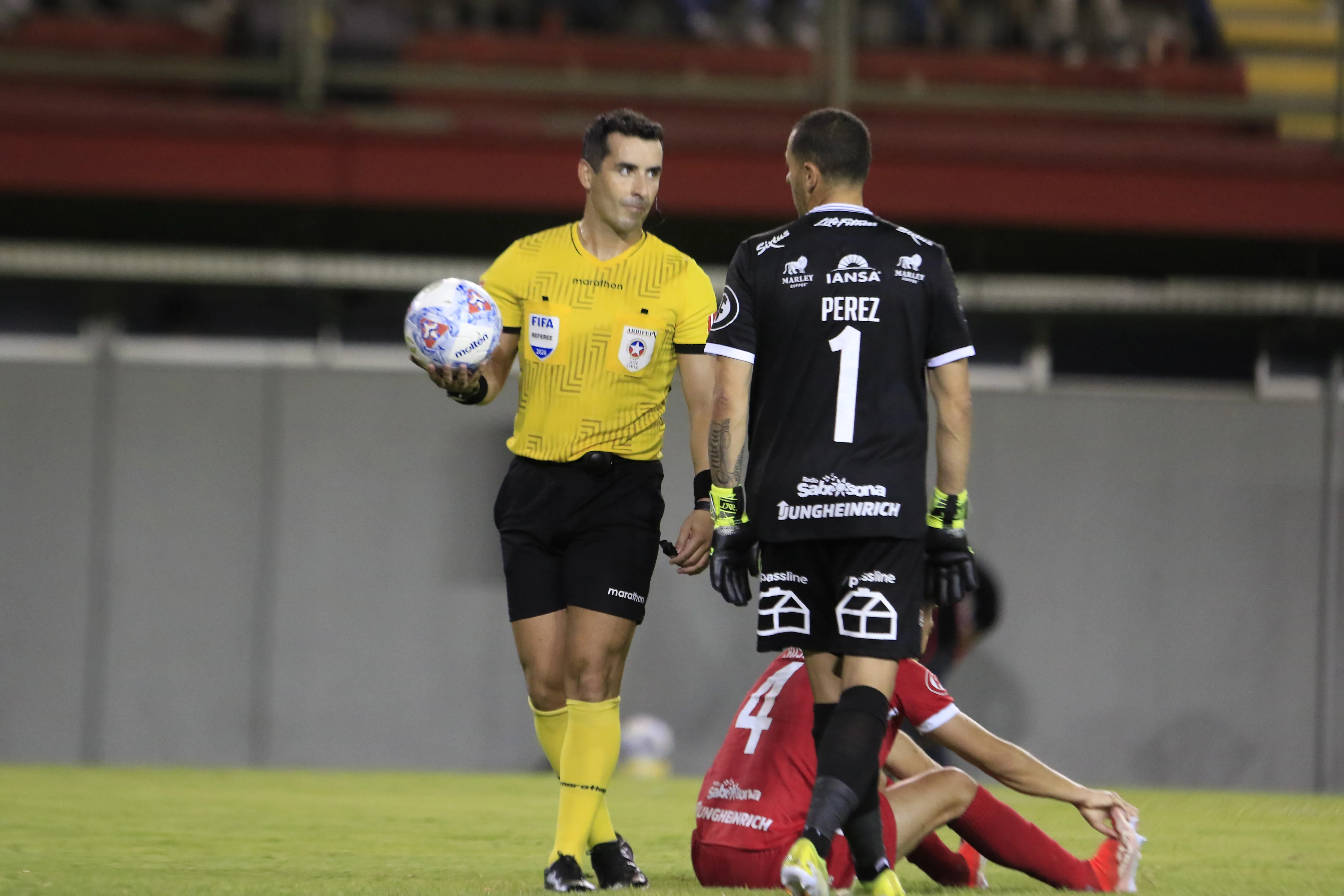 Fernando Véjar tuvo otro cuestionado arbitraje en la Liga de Primera 2026. (Jose Robles/Photosport).