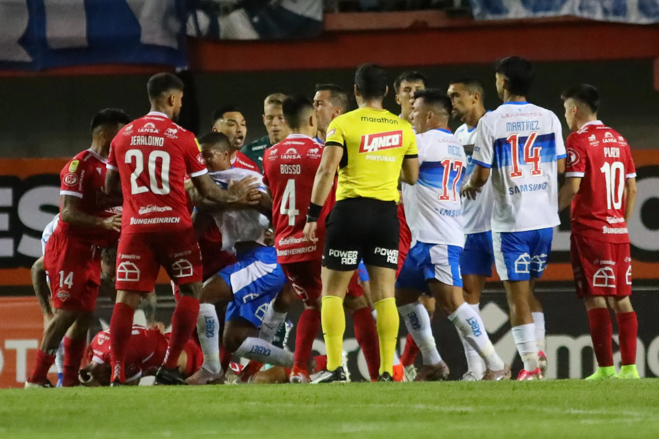 Hubo varias discusiones en el partido que la Católica le ganó a Ñublense en Chillán. (Mauricio Ulloa/Photosport).