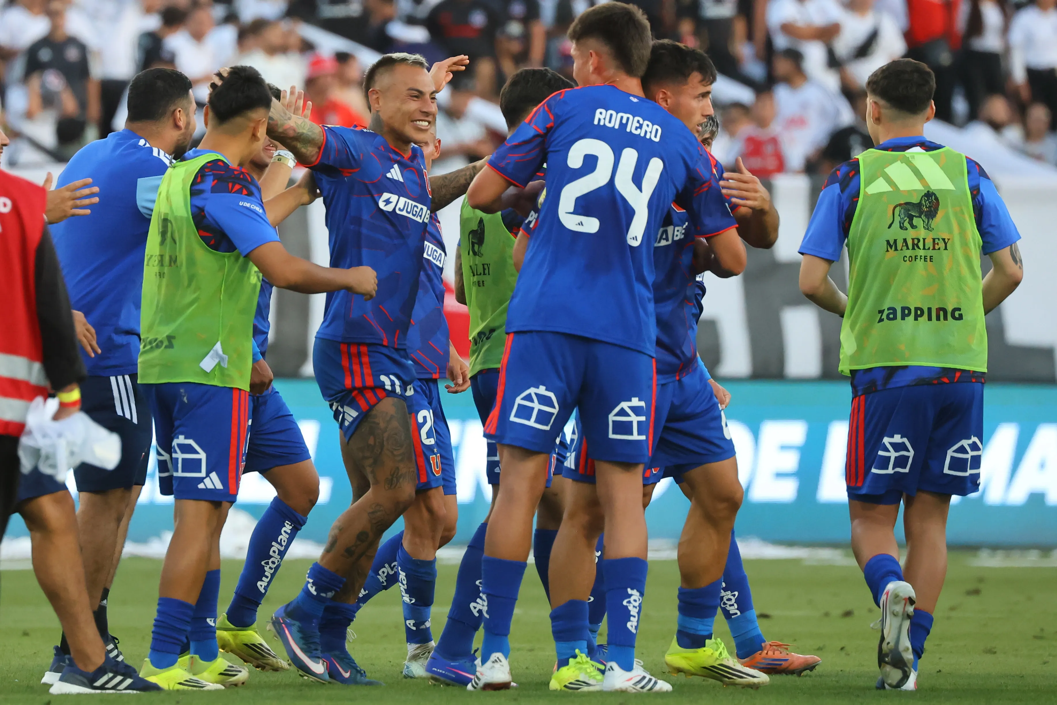 Lucas Romero celebra con la U en el Superclásico. Foto: Jonnathan Oyarzun/Photosport