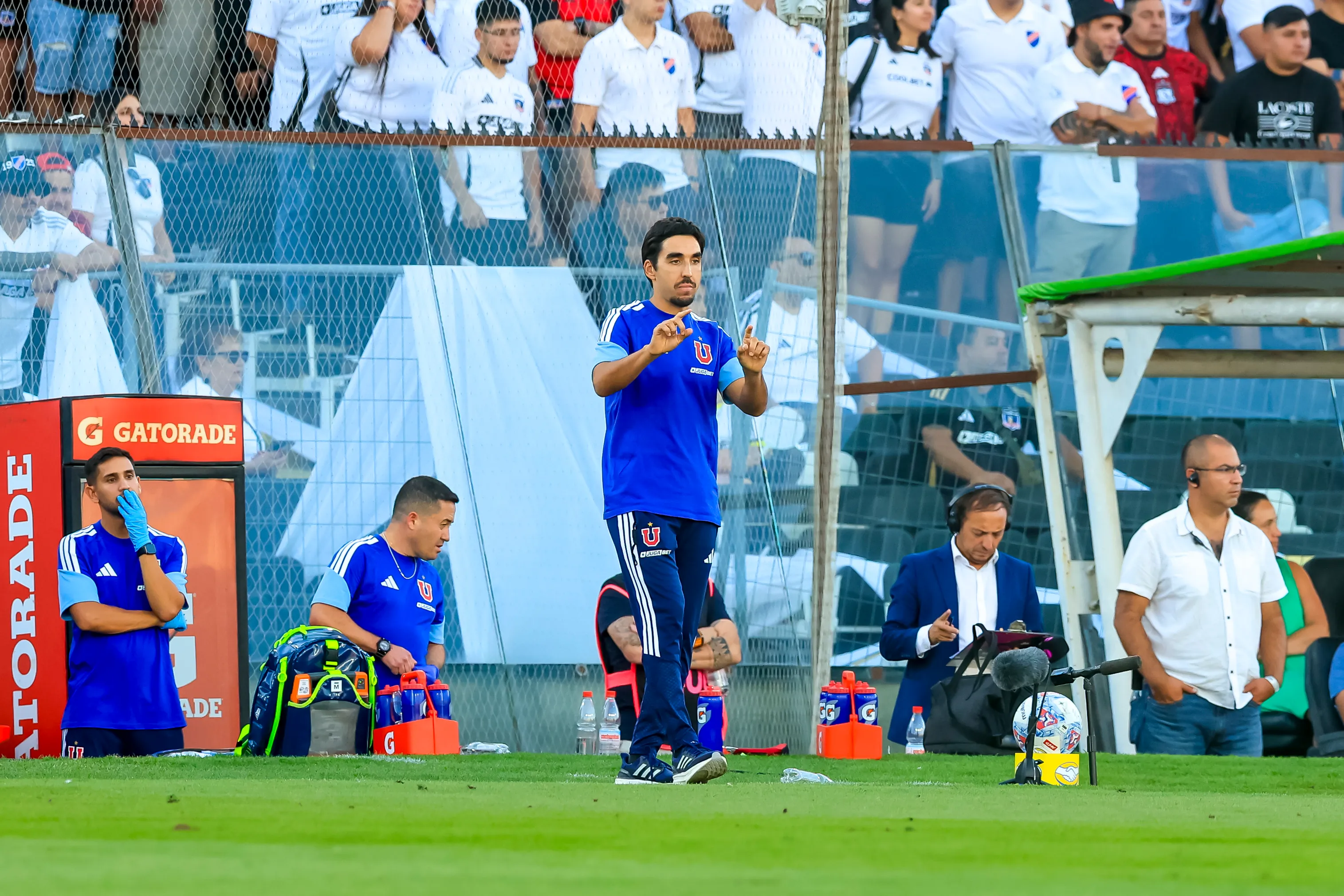 Francisco Meneghini aumentó su invicto ante Colo Colo en el Monumental luego de ganar el Superclásico con la U. Foto: Photosport.