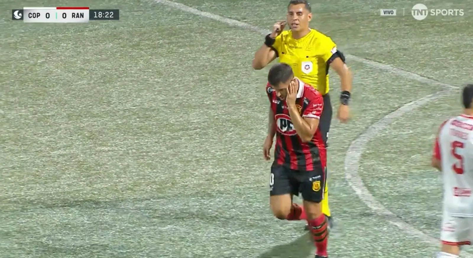 Rodrigo Farías ordenó a Mauro González a salir del partido. (Captura TNT Sports).