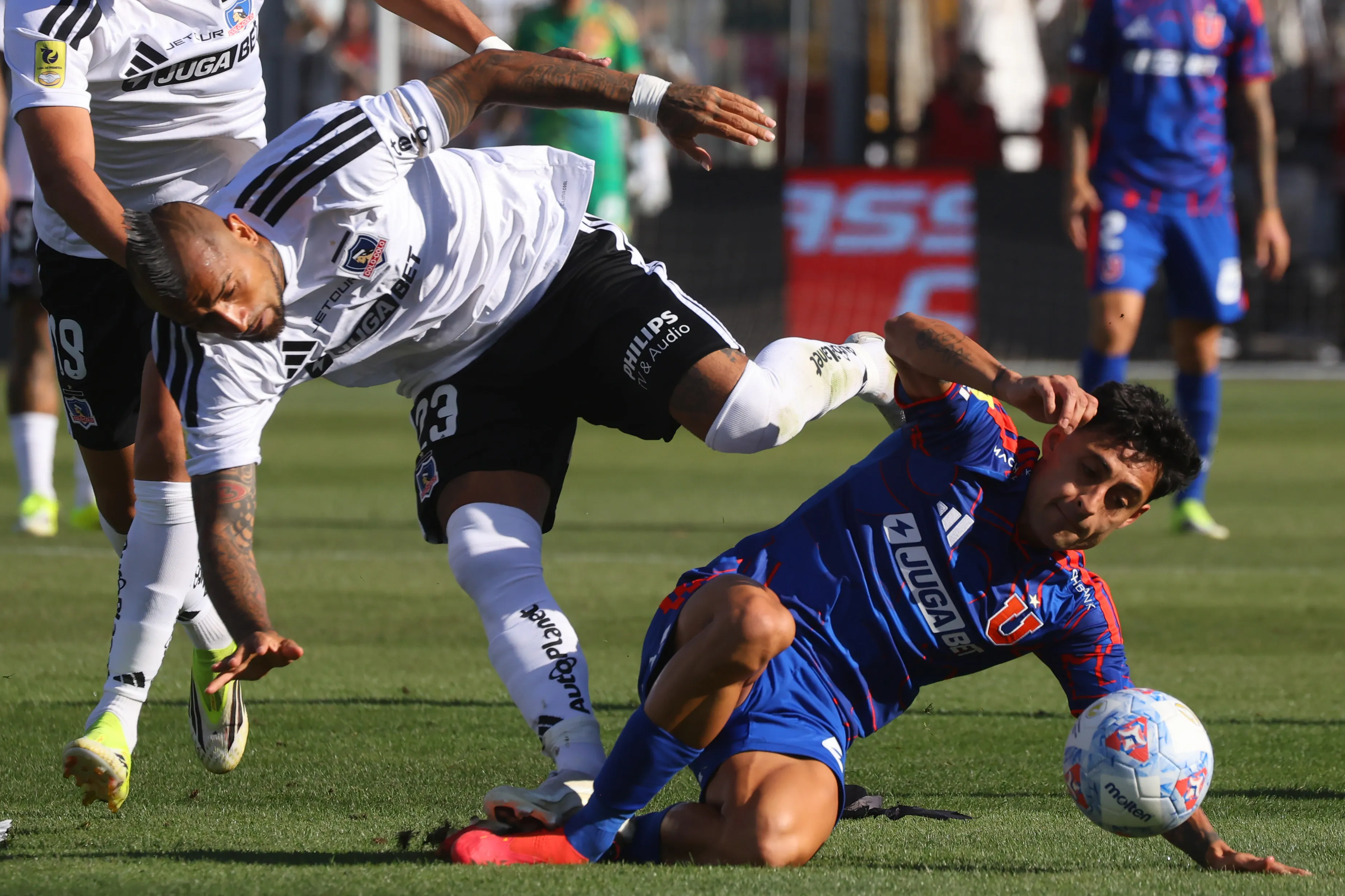 Javier Altamirano terminó tocado el Superclásico. Foto: Jonnathan Oyarzun/Photosport