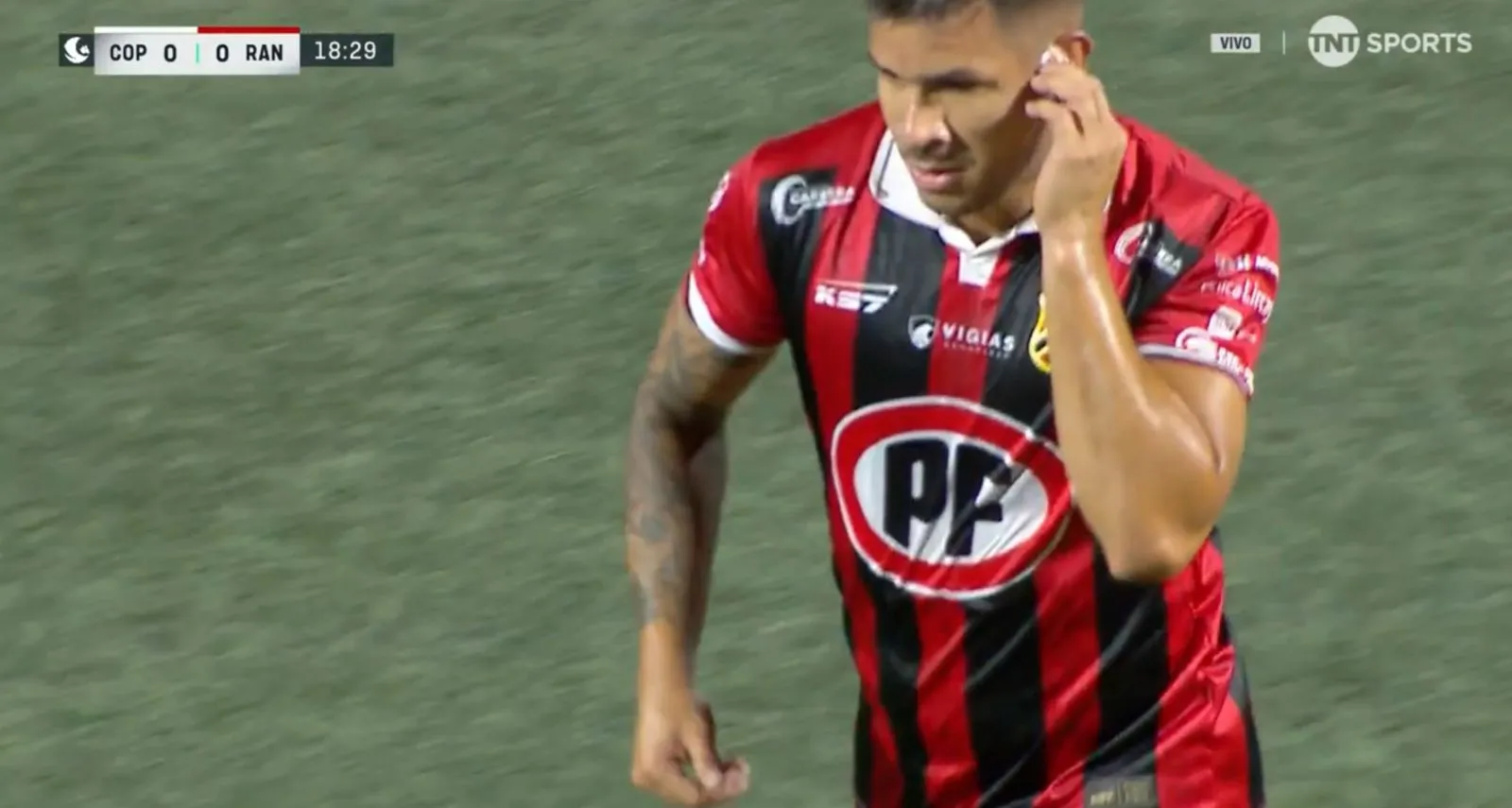 Mauro González le hace caso al juez y sale de la cancha. (Captura TNT Sports).