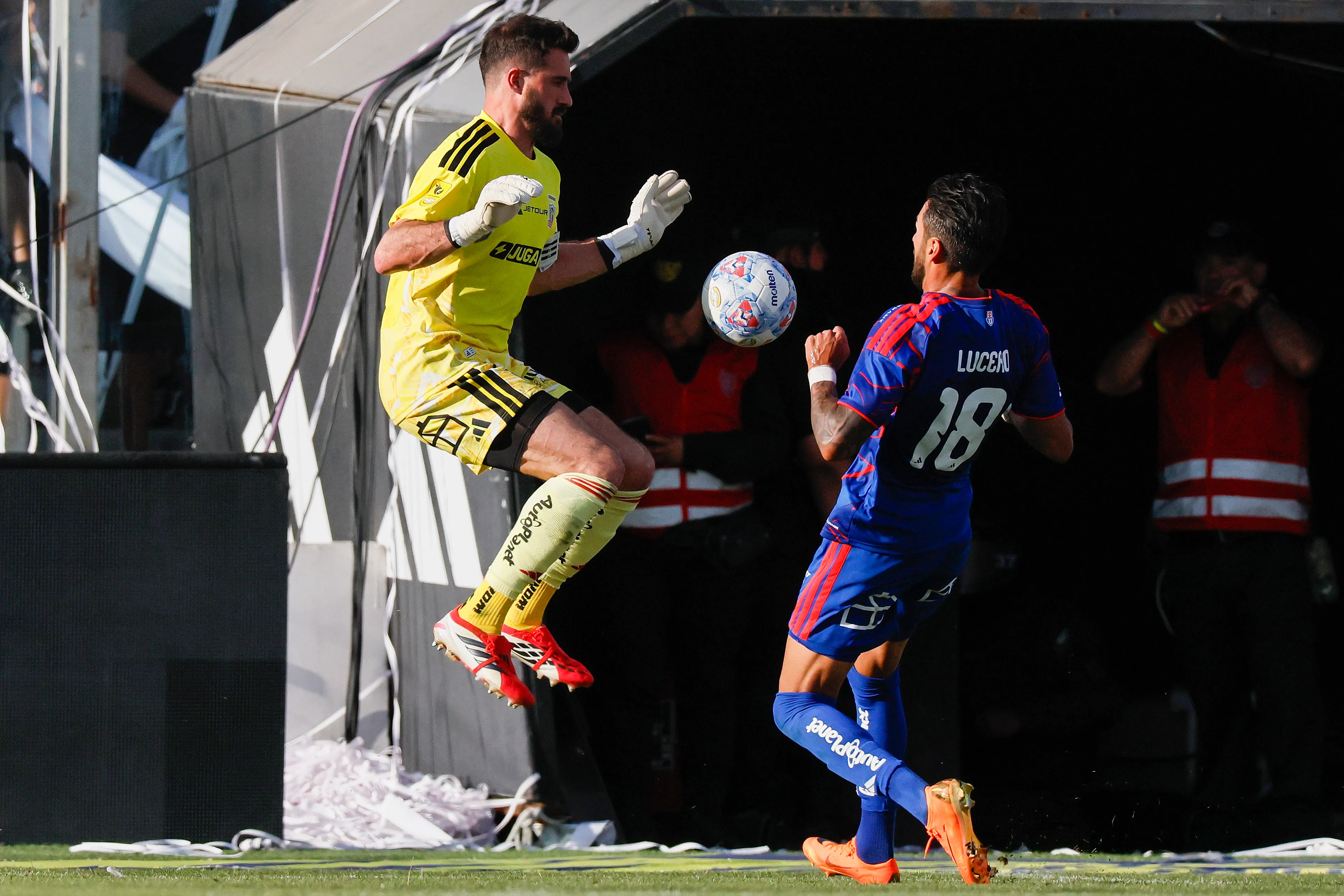 Fernando De Paul queda muy lejos del árbitro como capitán desde el arco de Colo Colo. Foto: Andres Pina/Photosport
