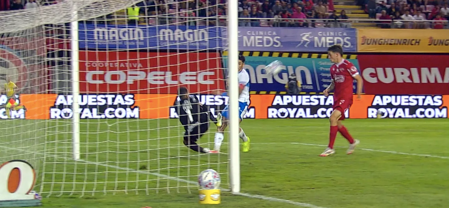 Tras la revisión del VAR, se cobró penal a Fernando Zampedri.