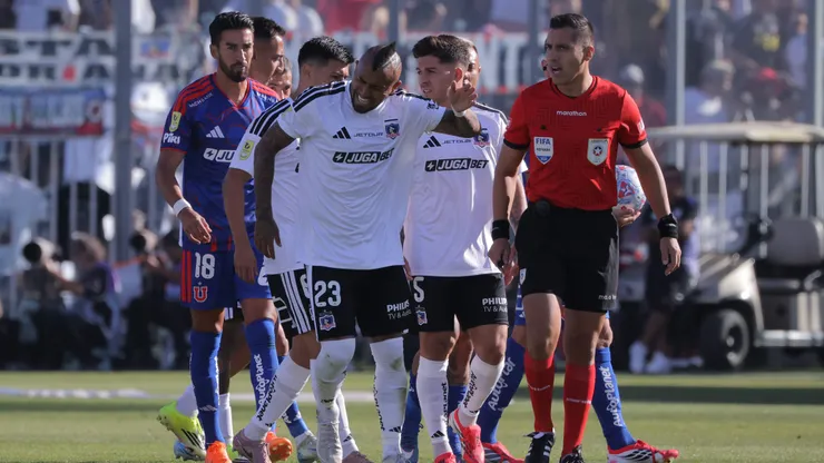 Arturo Vidal fue amonestado a los 4 minutos en el Superclásico.
