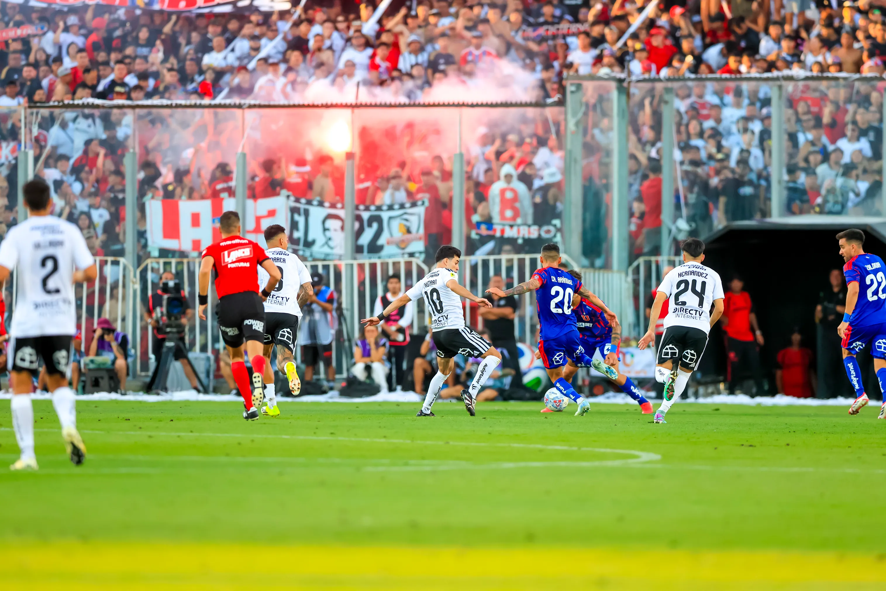 El árbitro denunció fuegos artificiales en el Monumental. Foto: Pepe Alvujar/Photosport