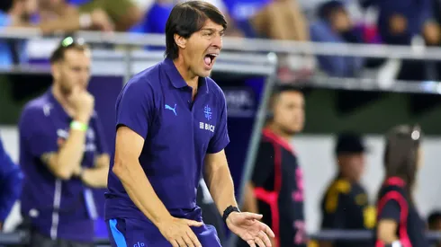 Daniel Garnero, técnico de la UC, fue informado por el árbitro Fernando Véjar.