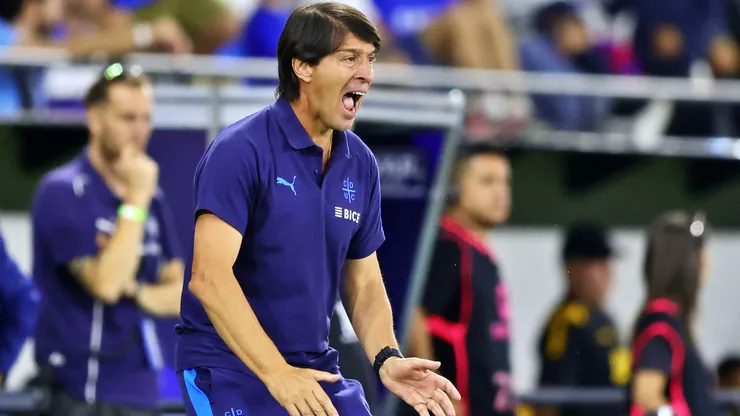 Daniel Garnero, técnico de la UC, fue informado por el árbitro Fernando Véjar.