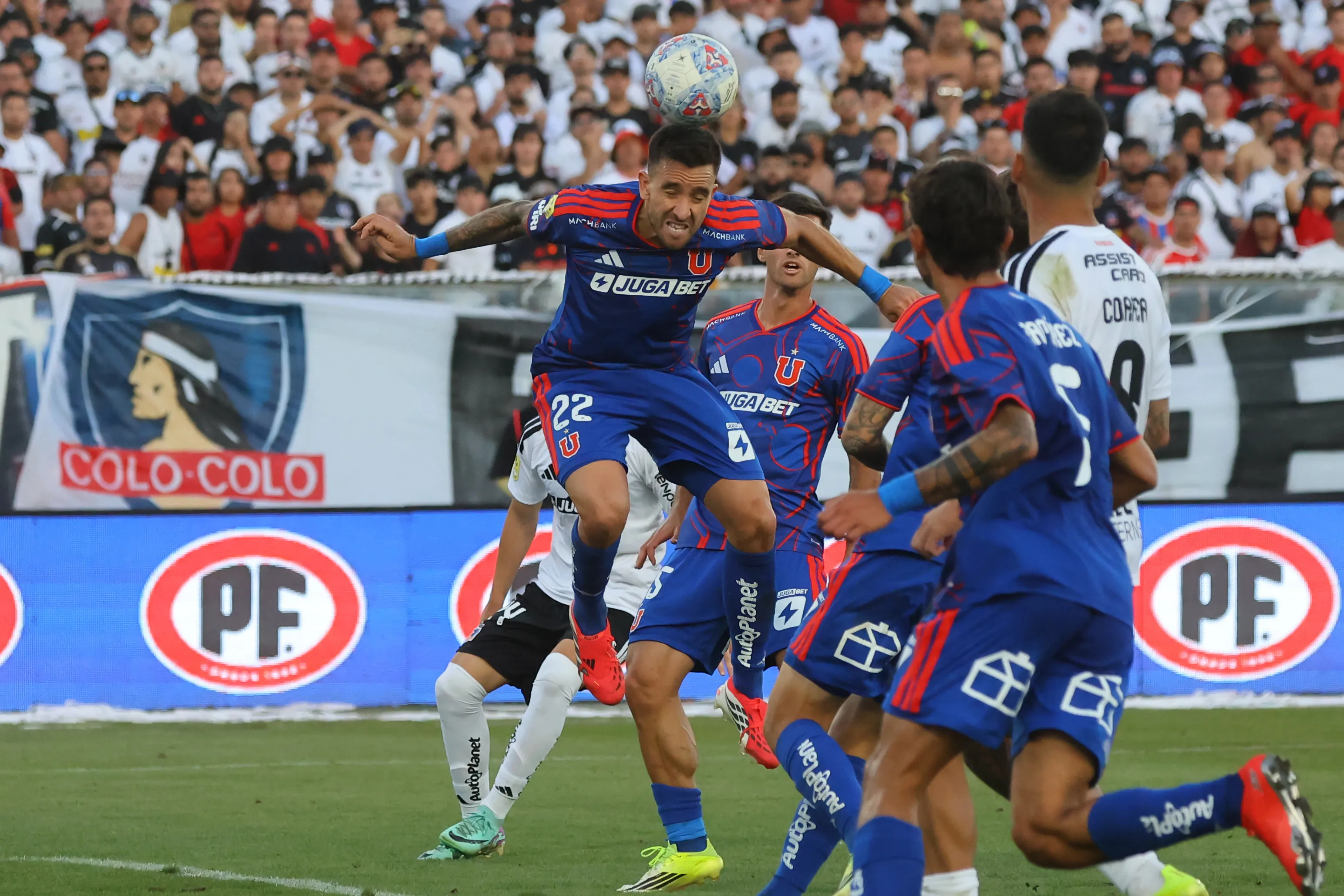Matías Zaldivia se sigue metiendo en la historia de la U. Foto: Jonnathan Oyarzun/Photosport