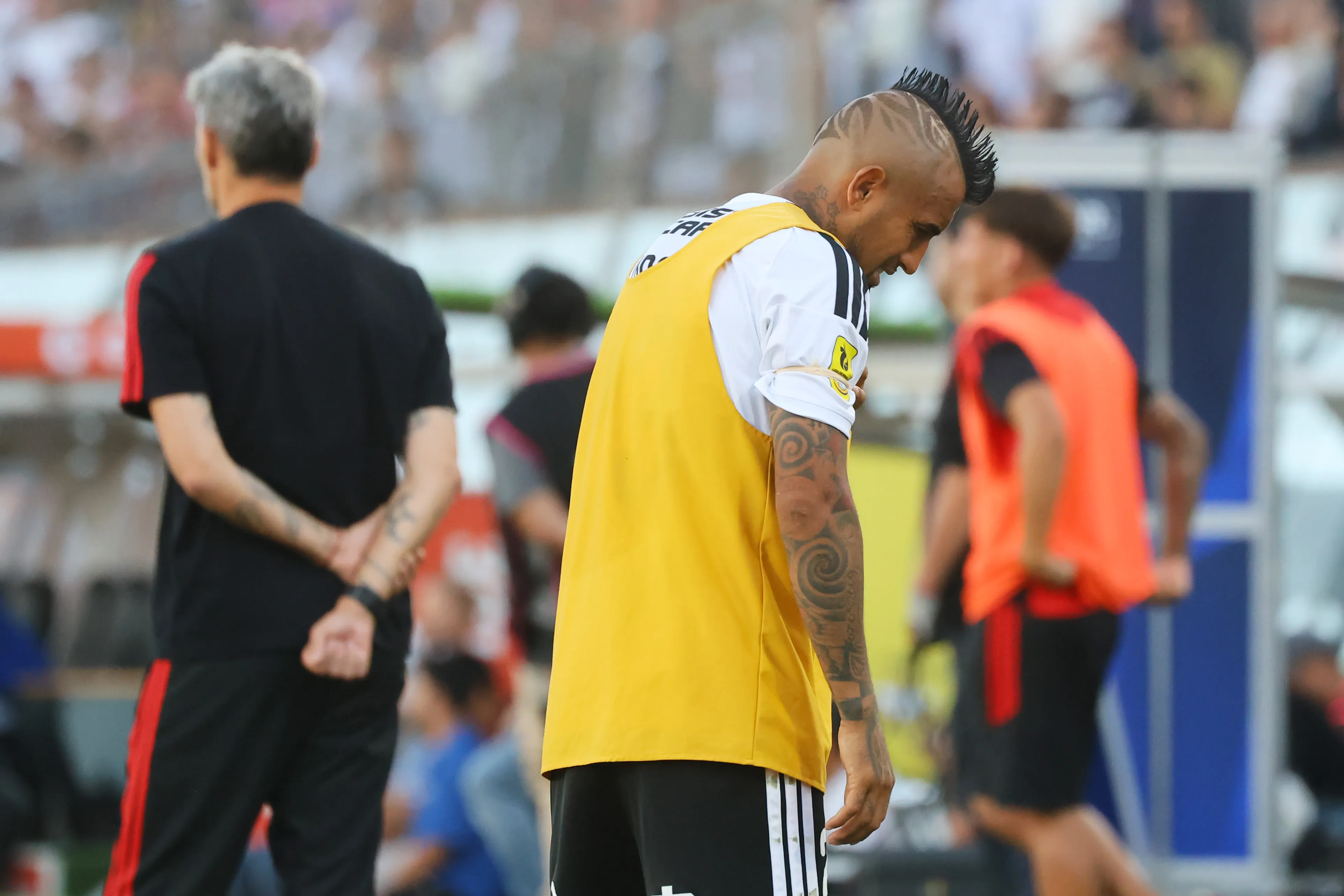 Vidal resignado en la banca para el Superclásico | Photosport