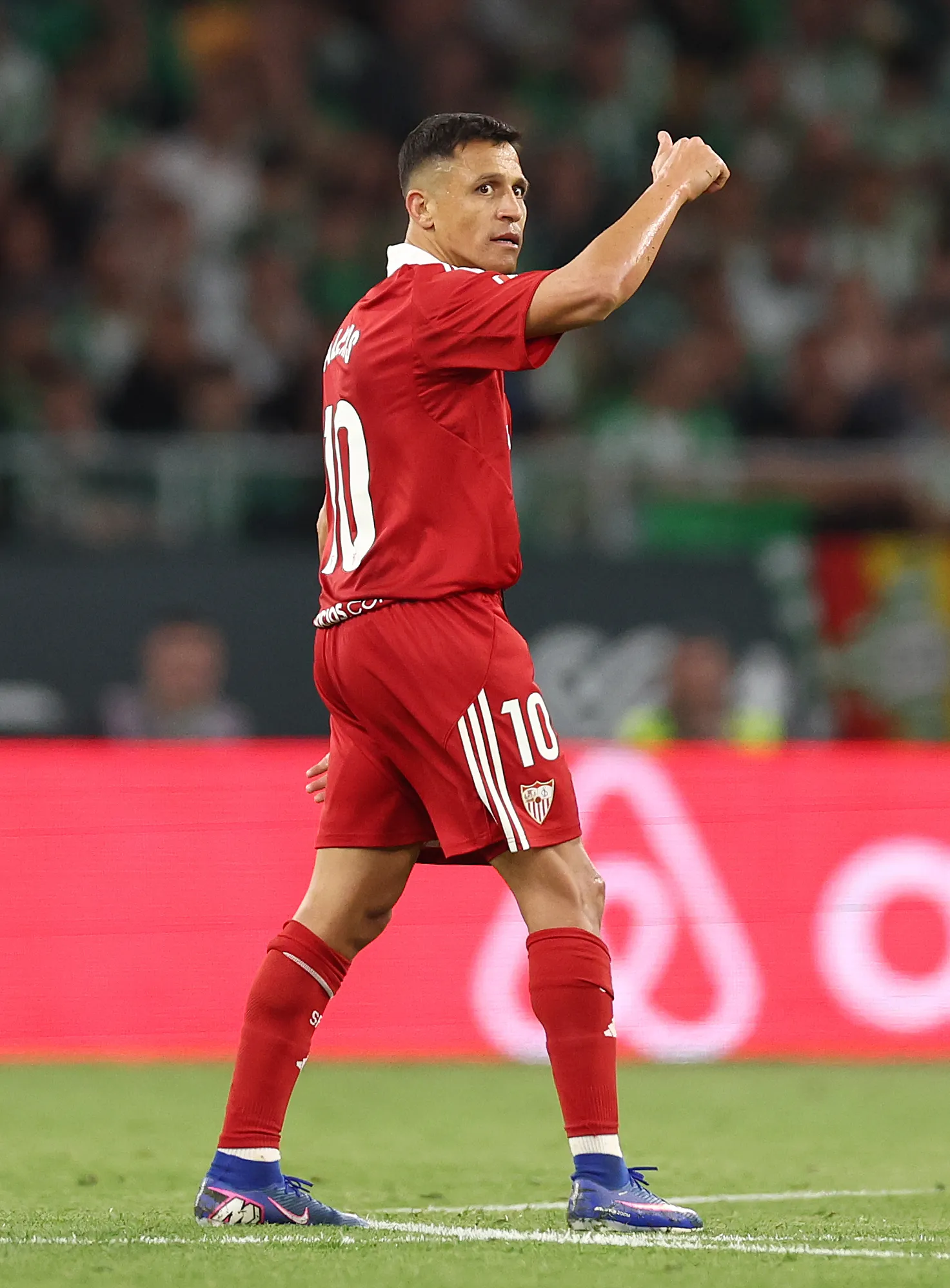 Alexis Sánchez se volvió loco tras el empate del Sevilla con Betis. Foto: Getty Images.