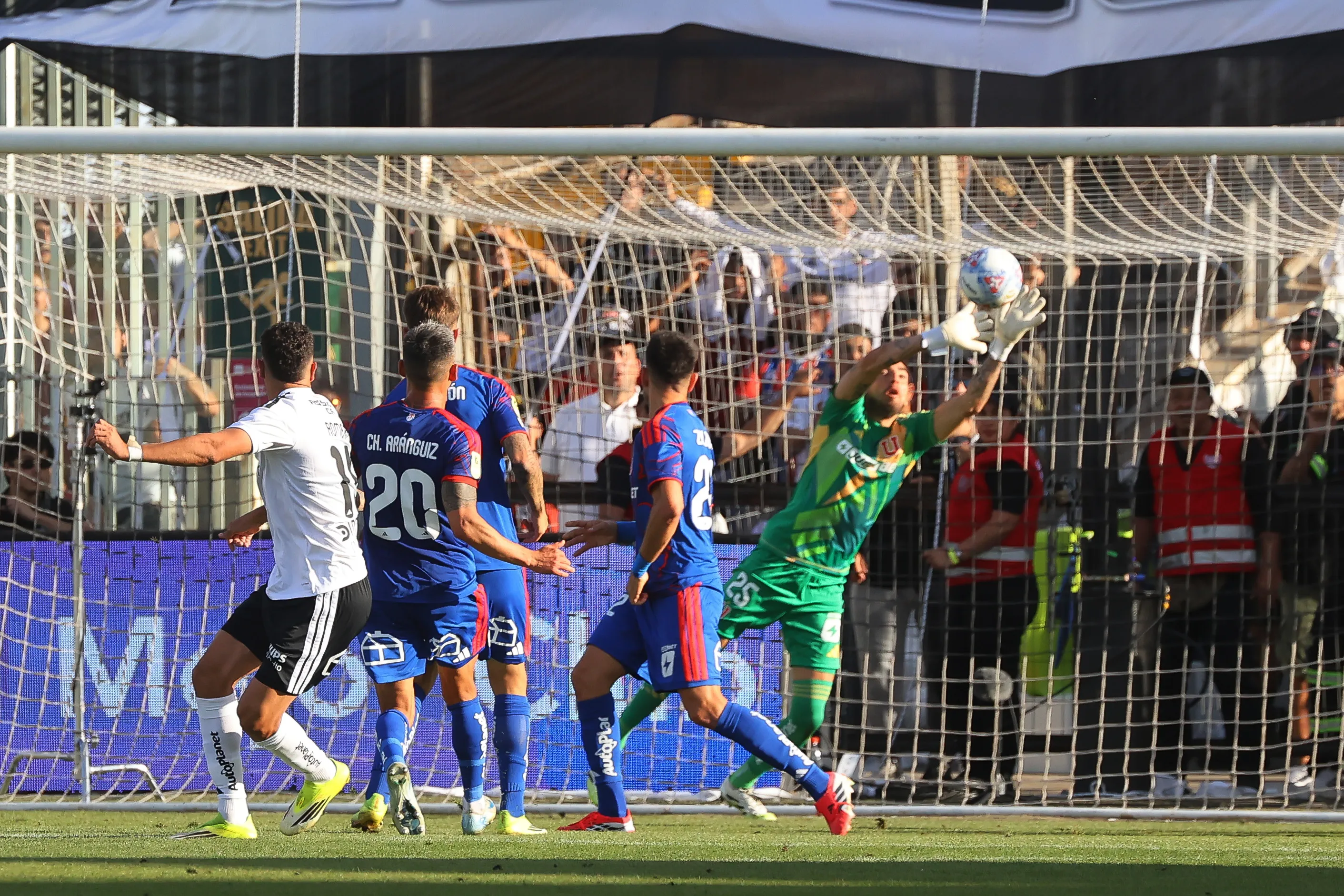 Maxi Romero inquietó a Castellón con este remate, mucho más que el nulo aporte de Correa. (Jonnathan Oyarzun/Photosport).