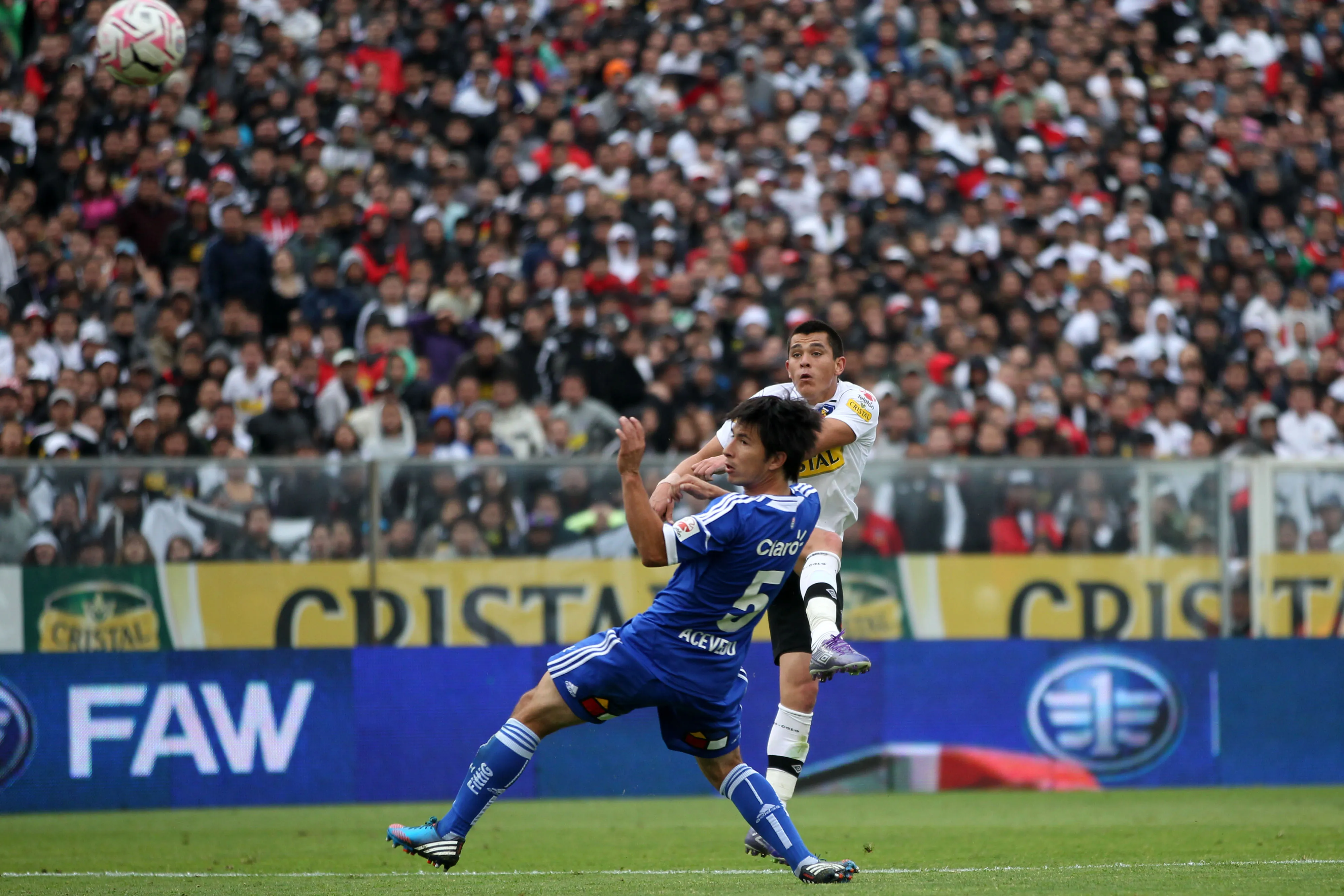 El remate de Carlos Muñoz que sentenció aquel clásico a favor de los albos por 1-0. (Andres Pina/Photosport).