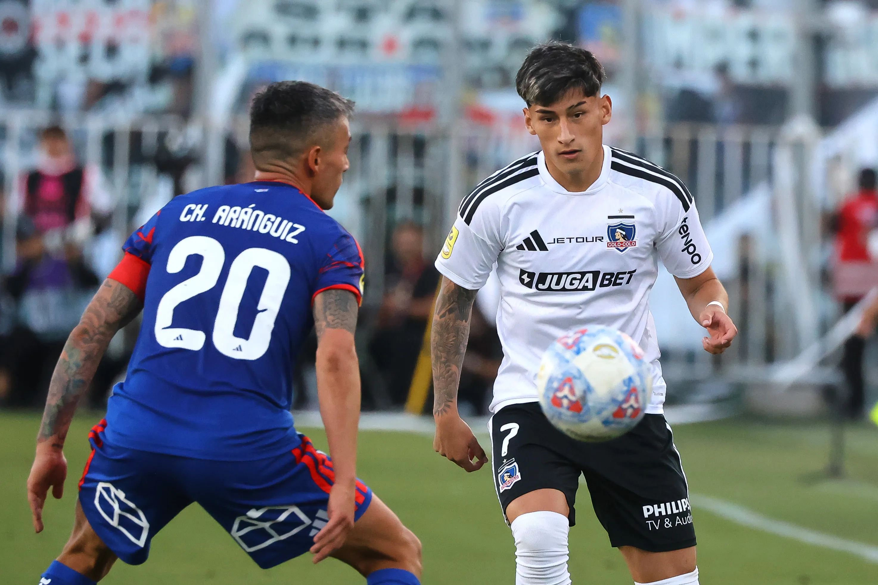Francisco Marchant enfrenta la marca de Charles Aránguiz en el Superclásico 199. (Jonnathan Oyarzun/Photosport).