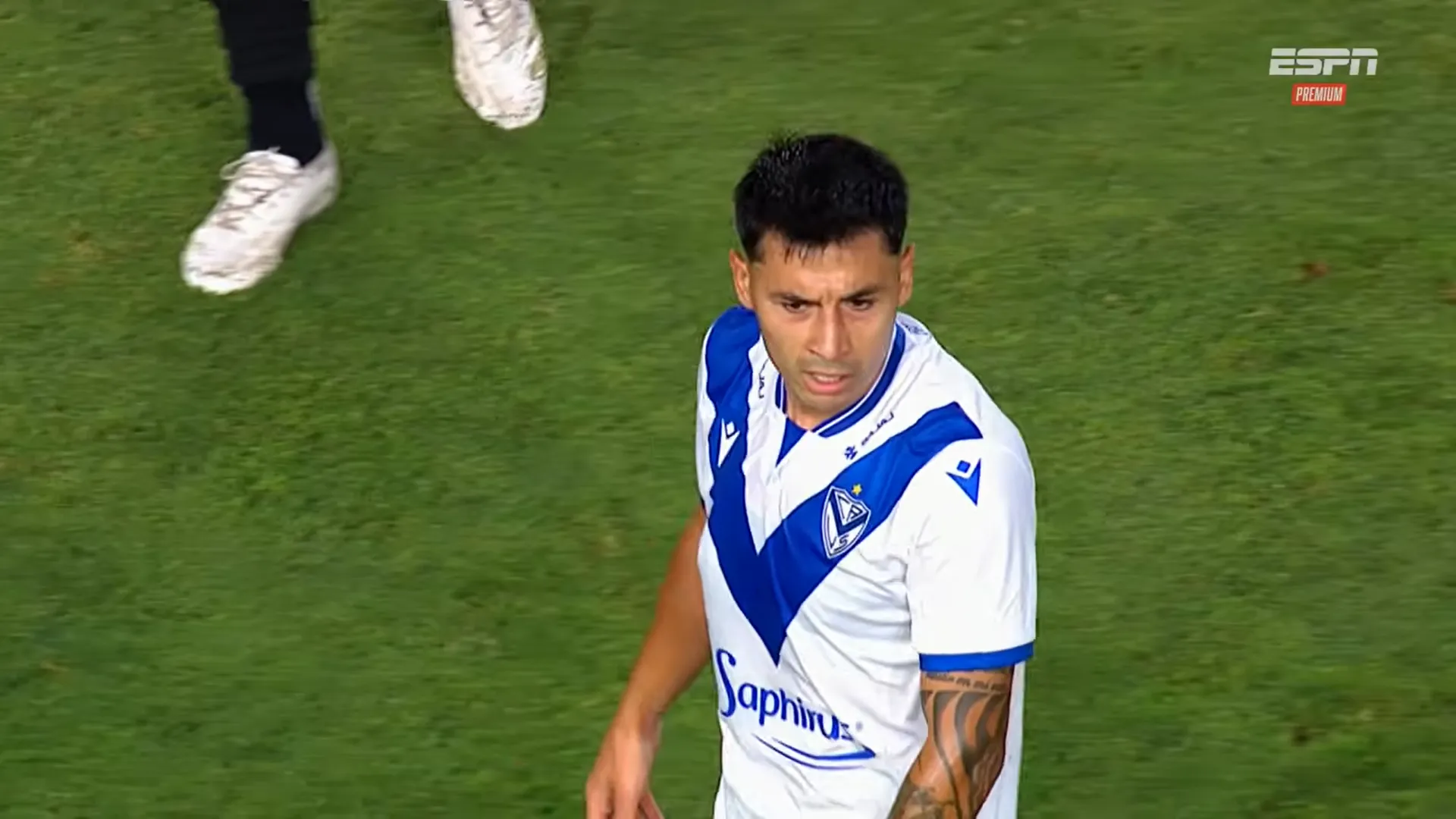 A Claudio Baeza le pareció demasiado castigo la amarilla. (Captura ESPN).