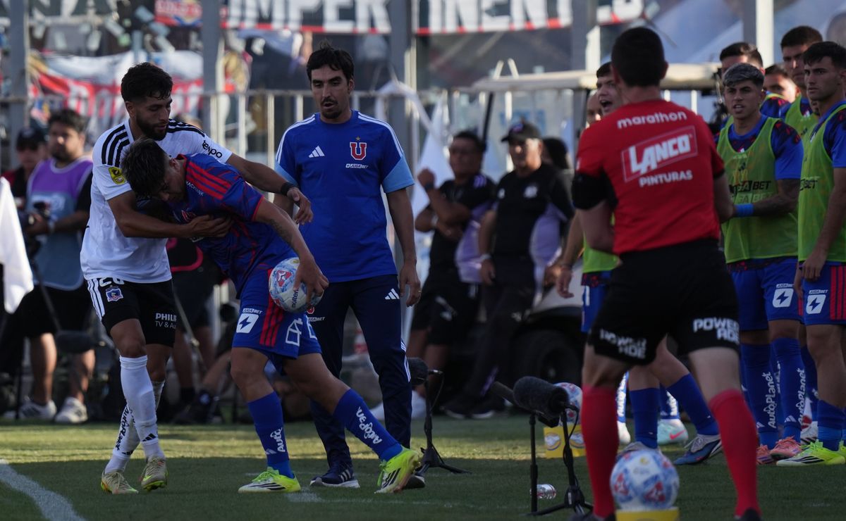 Comenzó de titular en la U y lo perdió todo: la decisión de Paqui que complica a un extranjero