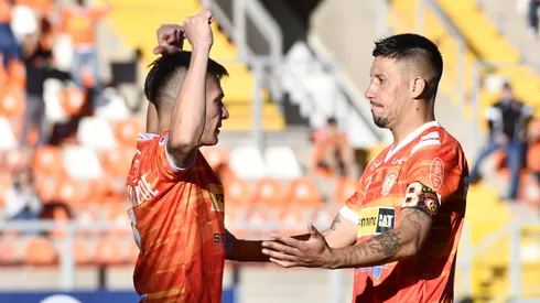 Gary Insaurralde celebra con el Rolo González.