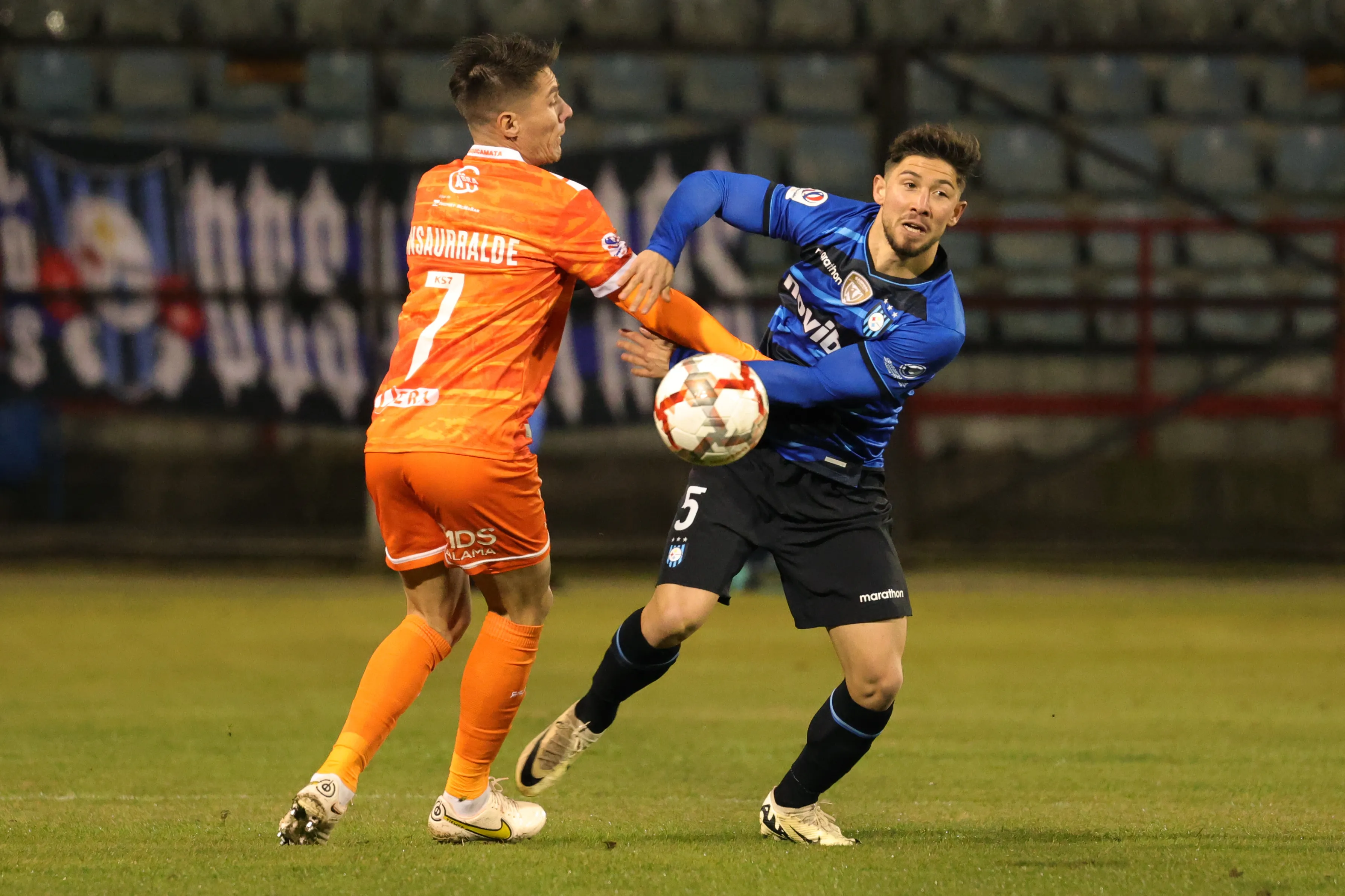 Gary Insaurralde ante Felipe Loyola en un duelo entre Huachipato vs. Cobreloa. (Eduardo Fortes/Photosport).