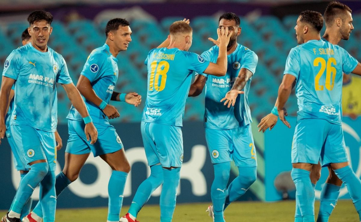 Dos cortados en Colo Colo y la U protagonistas en clasificación del Montevideo City en Sudamericana