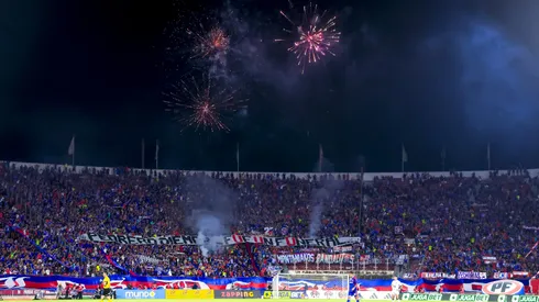 Los hinchas de la U lanzaron fuegos artificiales.
