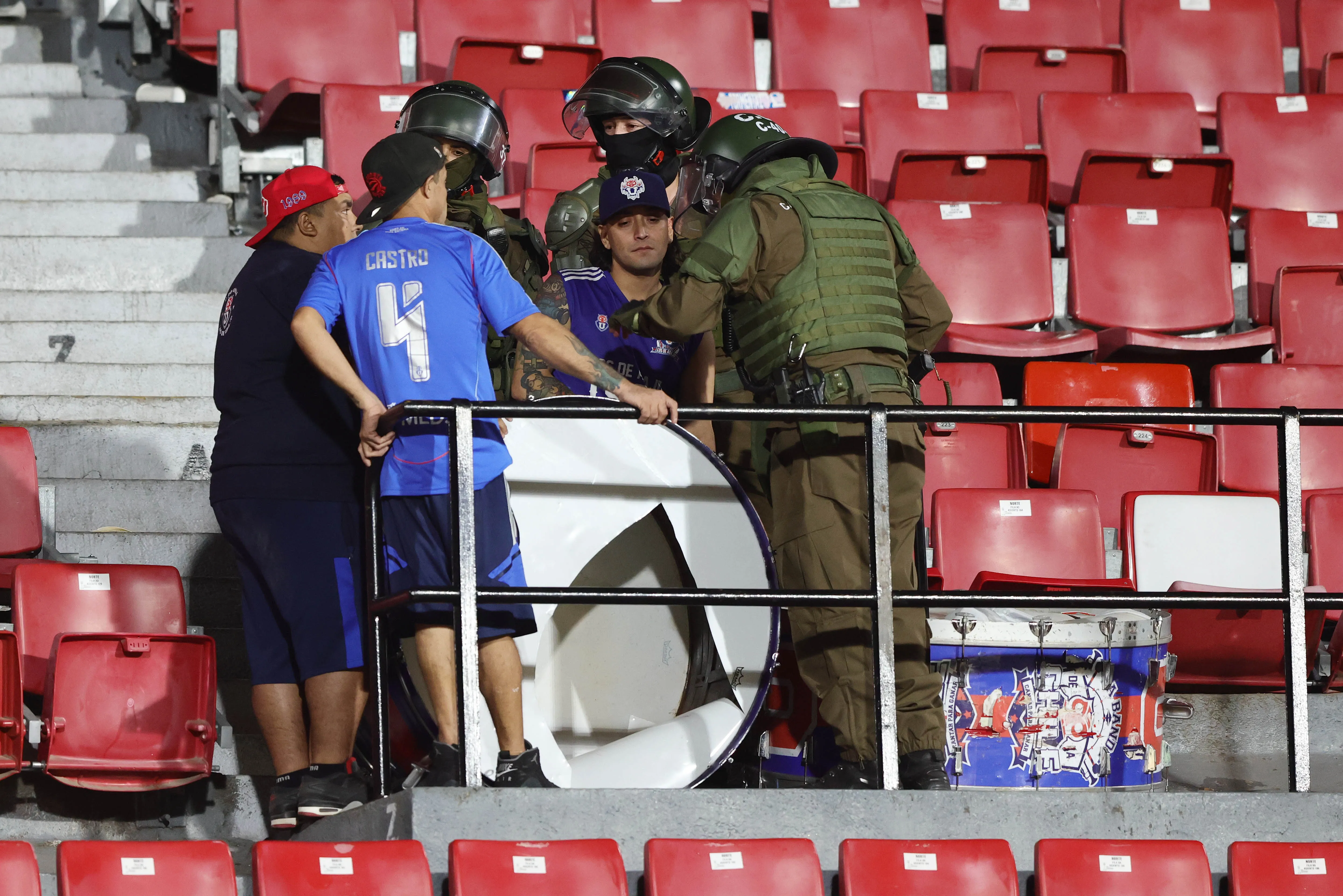 Carabineros quitó un lienzo y revisó los bombos de la hinchada de la U. Foto: Felipe Zanca/Photosport