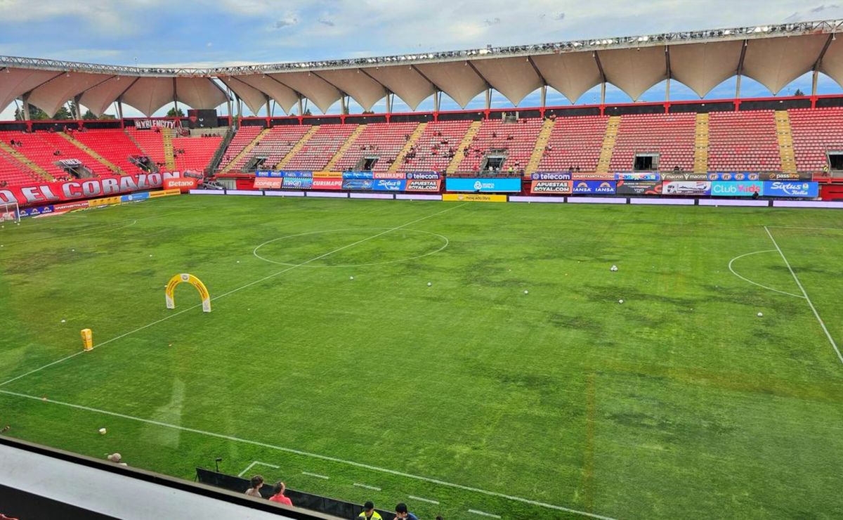 Figura de Católica dice lo que muchos piensan de la cancha de Ñublense: “Muy mala, no se podía…”