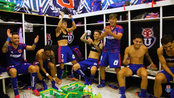 Maxi Guerrero con su tema en el camarín de la U en el Superclásico.