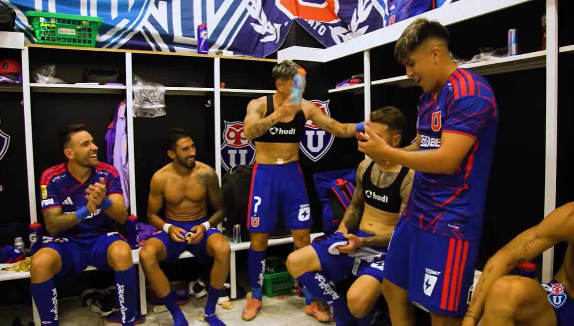 Marcelo Morales fue el DJ en el camarín de la U tras el Superclásico. Foto: U de Chile.