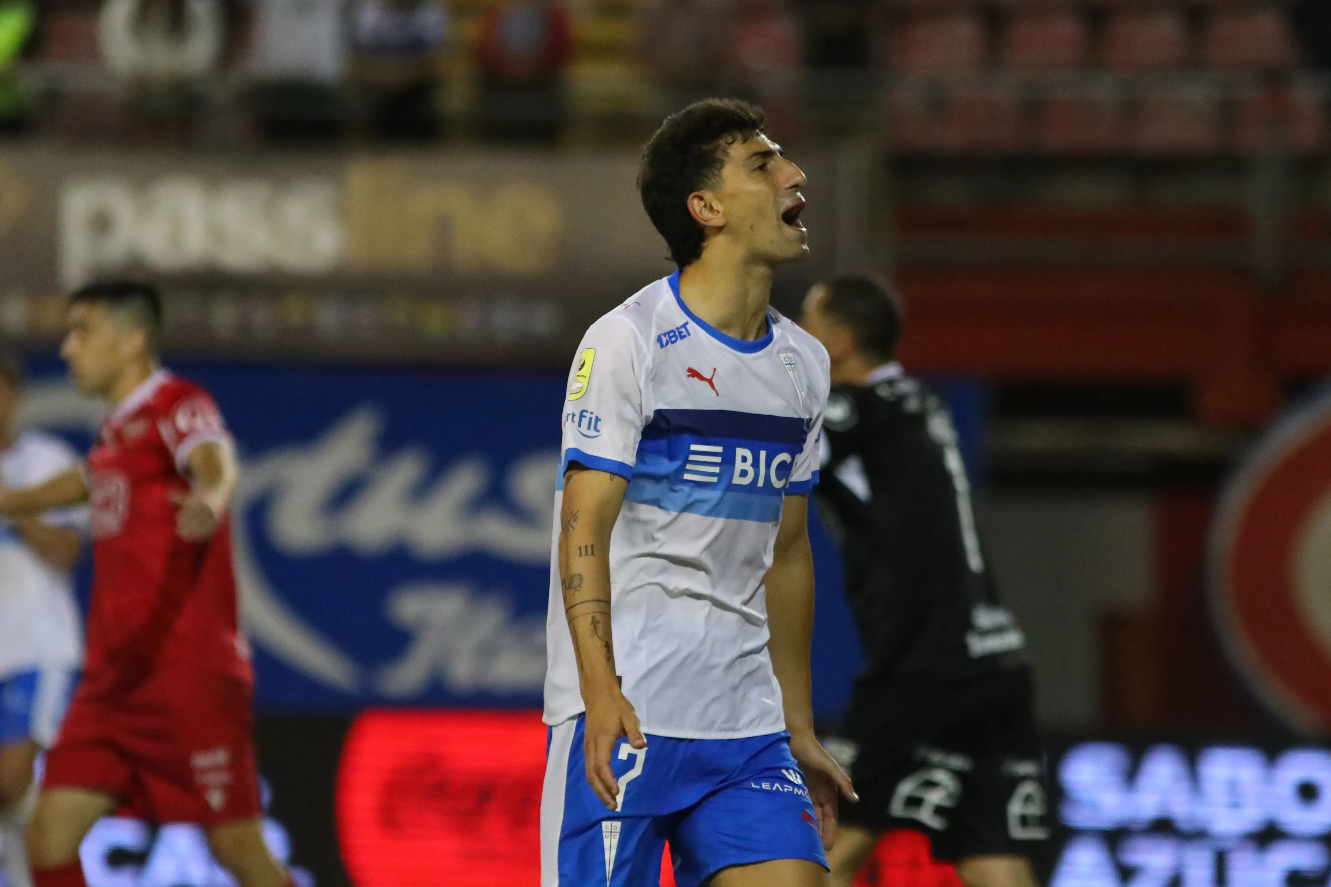 Justo Giani criticó el estado de la cancha del Estadio Nelson Oyarzún tras el triunfo de Universidad Católica. | Foto: Photosport.
