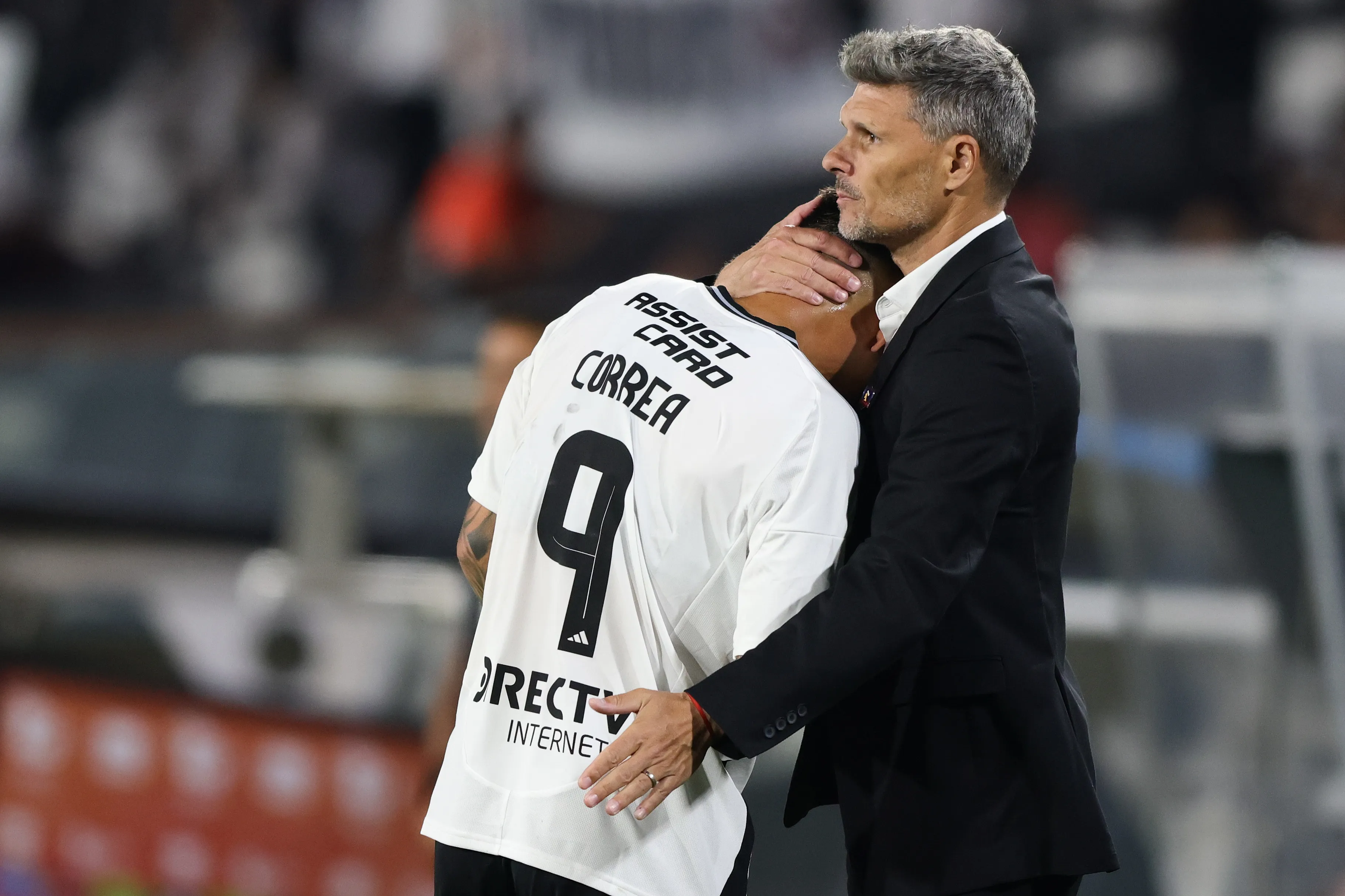 Fernando Ortiz abraza paternalmente a Javier Correa. (Felipe Zanca/Photosport).