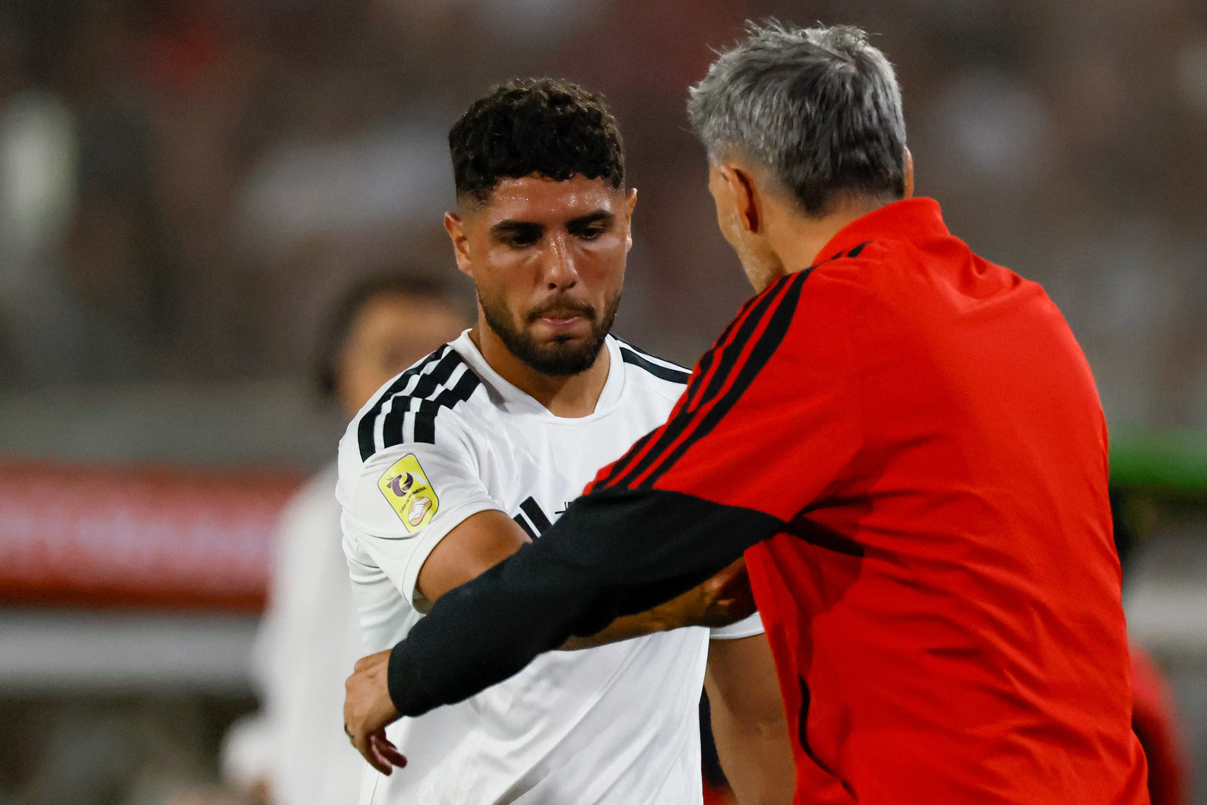 Maxi Romero, el sacrificado a una banda para dejarle el centro a Correa. (Andres Pina/Photosport).