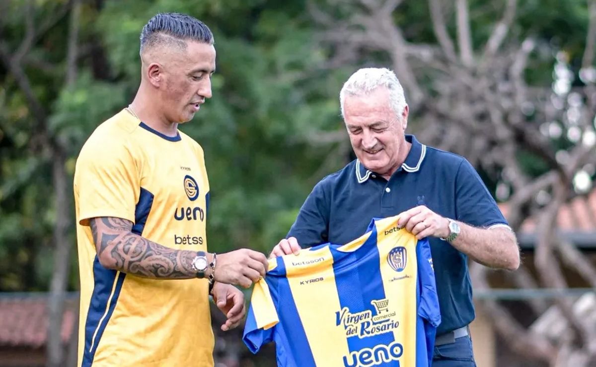 Fue multicampeón con Colo Colo, debutó como entrenador en Paraguay y ahora deja el cargo tras ocho partidos