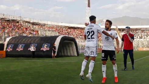 Claudio Aquino recibió un apoyo de otro talentoso "10": el Mago Valdivia.