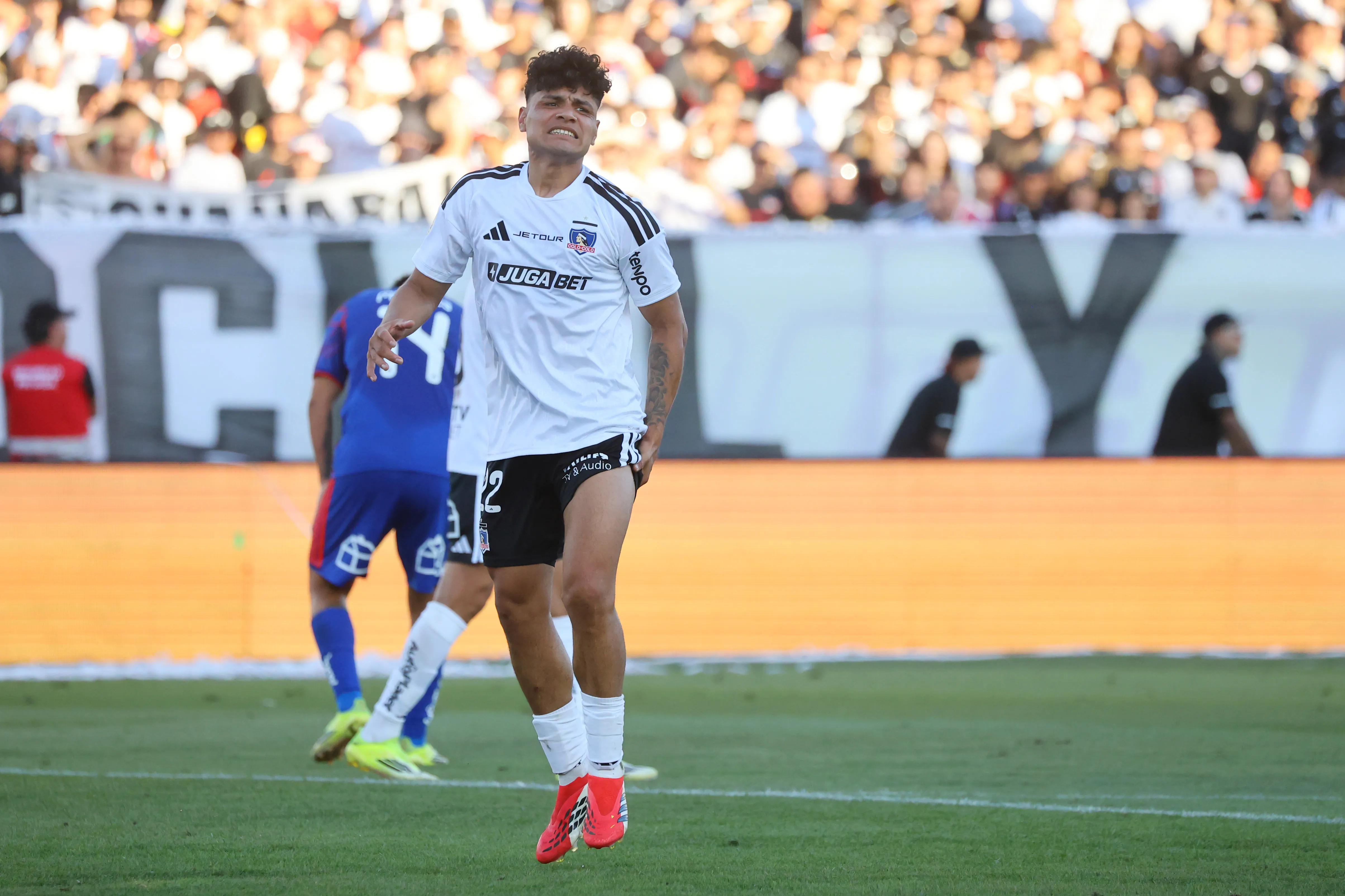 Claudio Aquino salió lesionado del Superclásico tras enviar un remate a las nubes. (Jonnathan Oyarzun/Photosport).