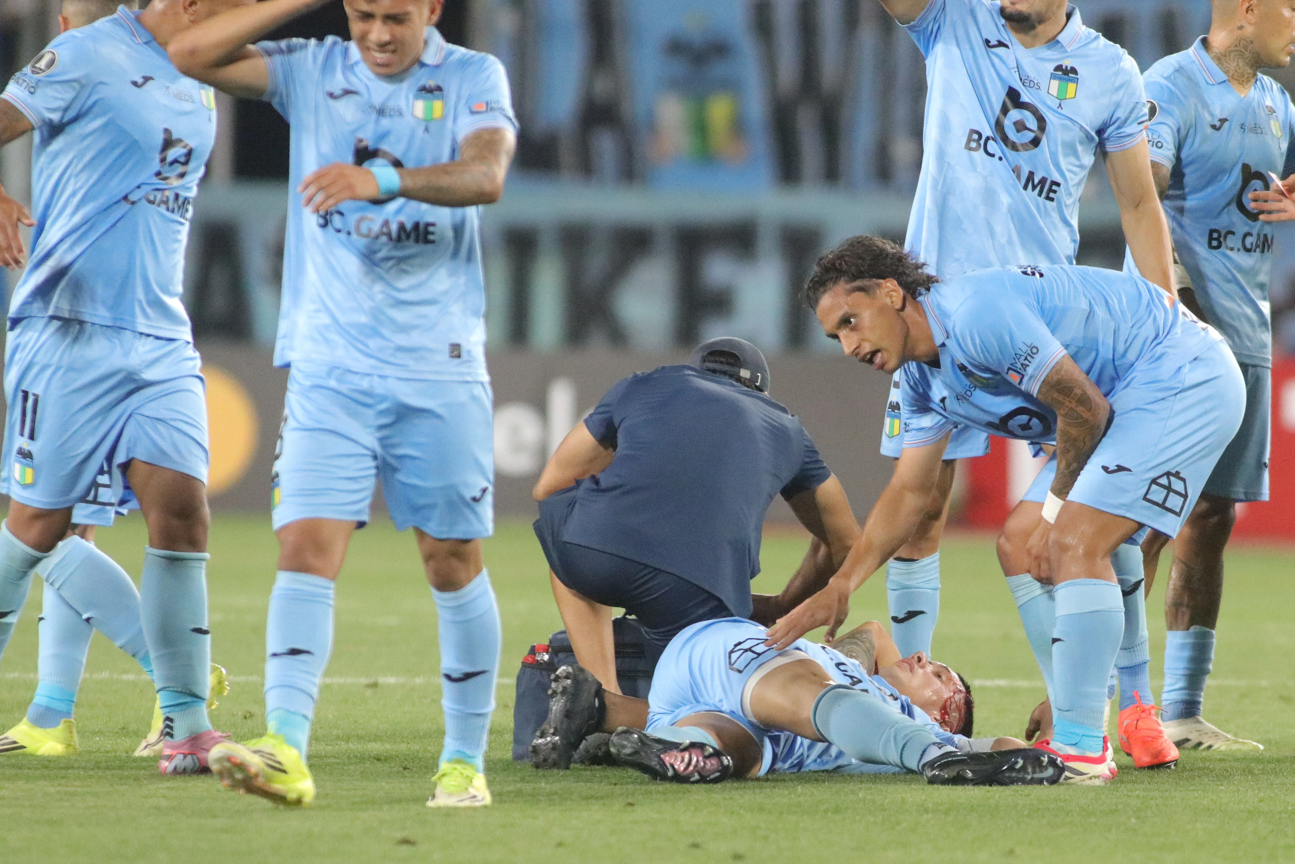 Alan Robledo sufrió un corte que le impidió seguir en cancha. Imagen: Photosport