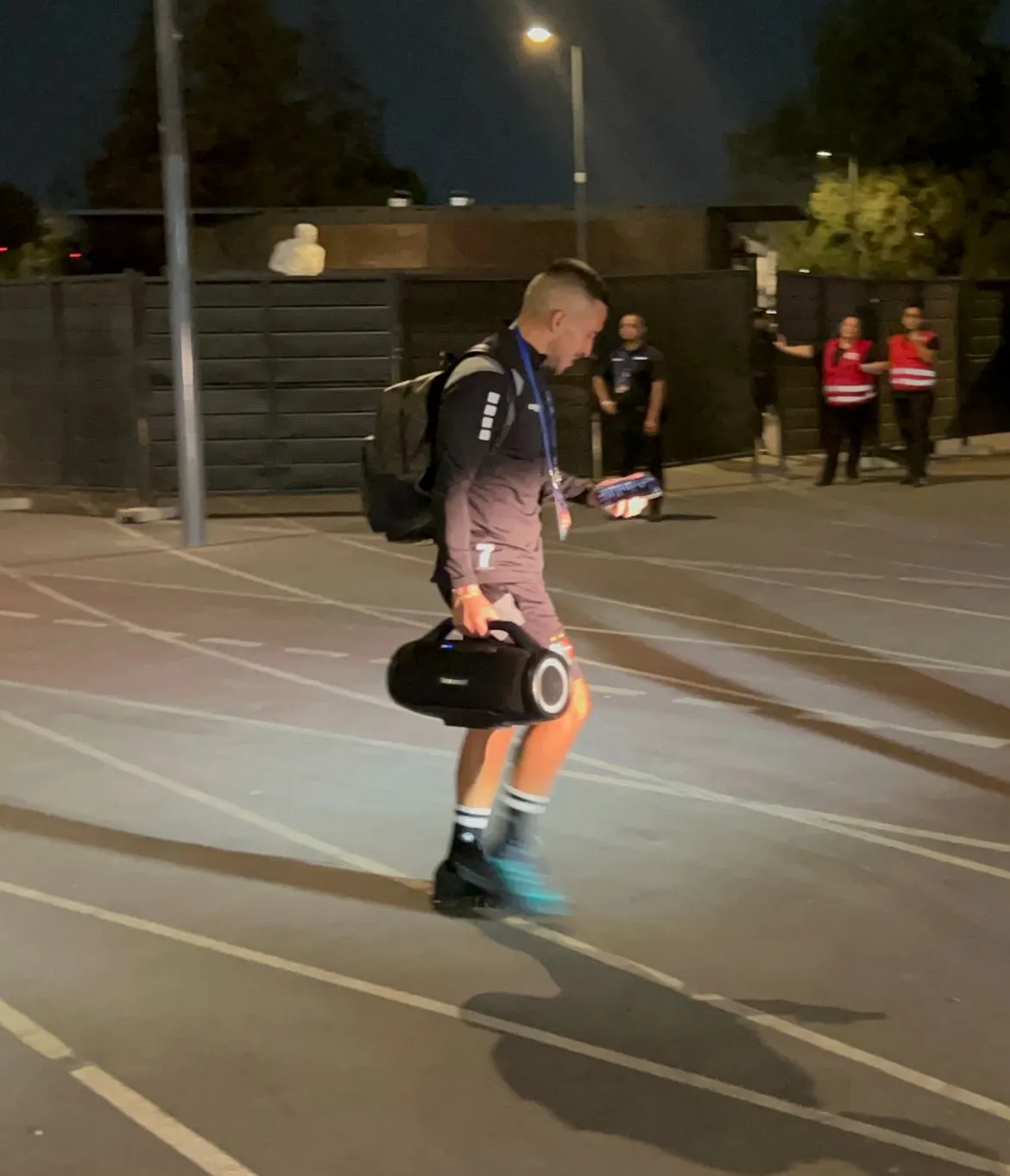 Bryan Carrasco salió con un parlante a todo volumen del Estadio Nacional. Foto: Redgol.