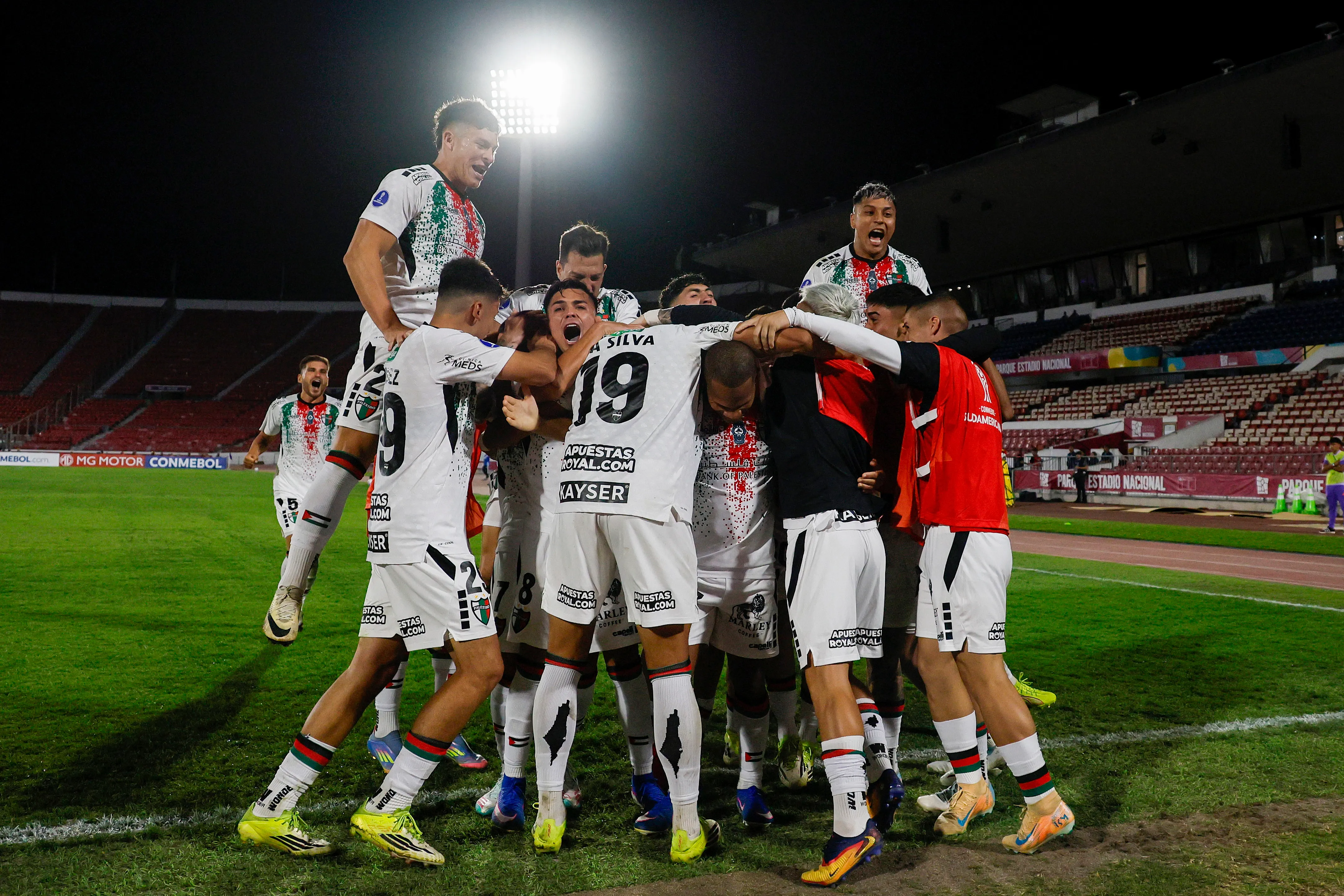 Otra foto del festejo de Palestino. (Andres Pina/Photosport).