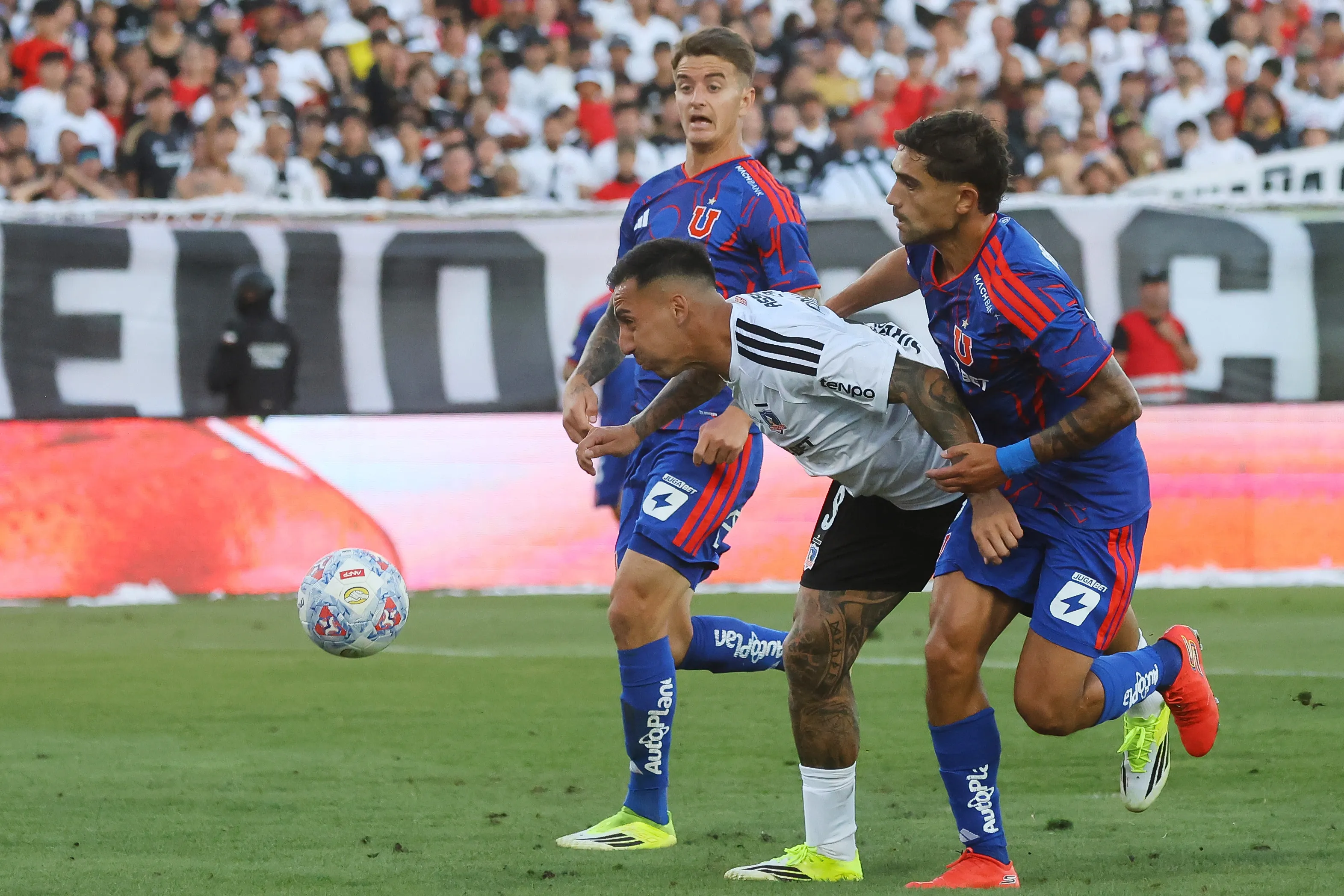 Javier Correa en acción durante el Superclásico: lucha un balón con Nicolás Ramírez. (Jonnathan Oyarzun/Photosport).