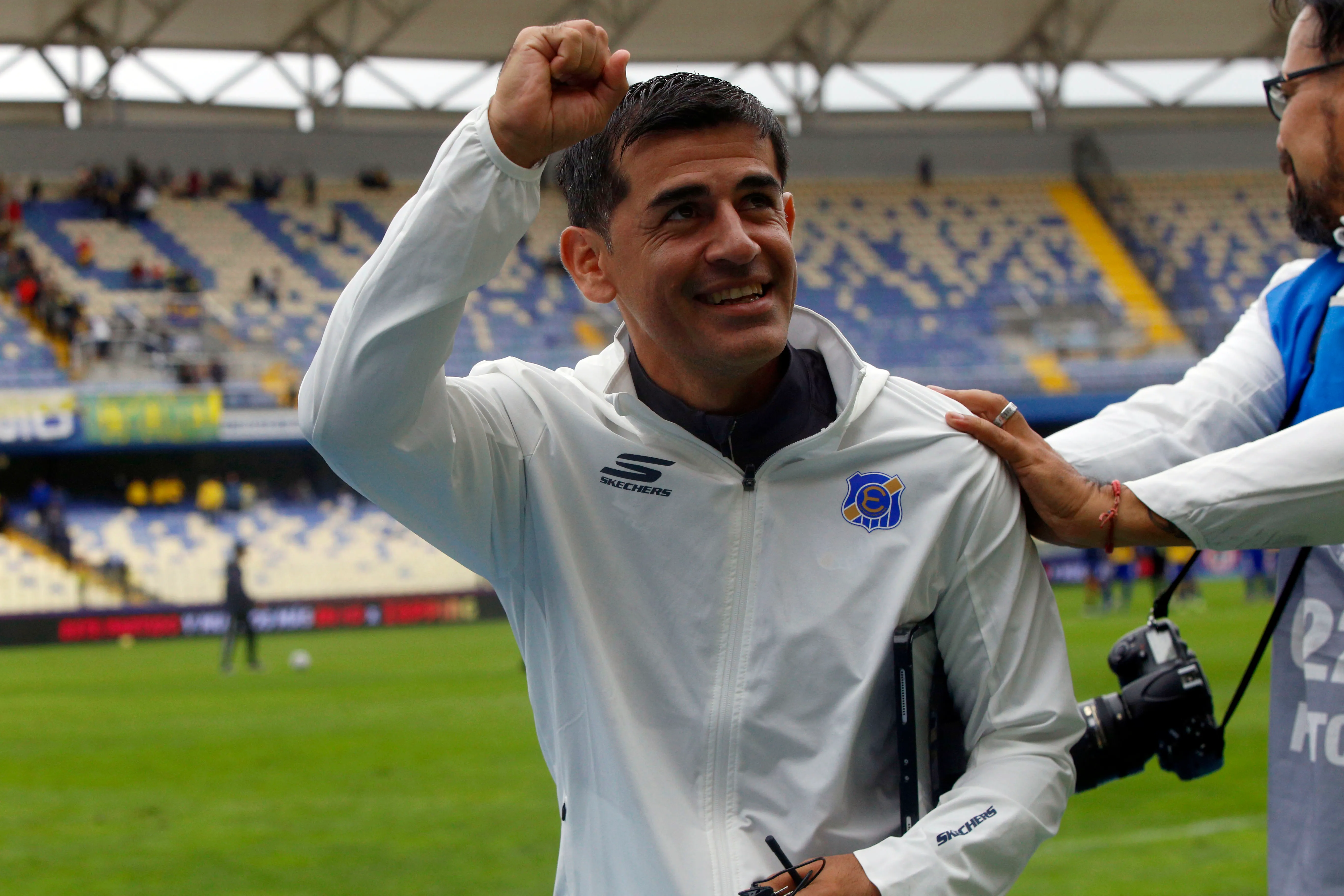 Julio Barroso celebró junto a Everton ante Universidad de Concepción. (Marco Vazquez/Photosport).