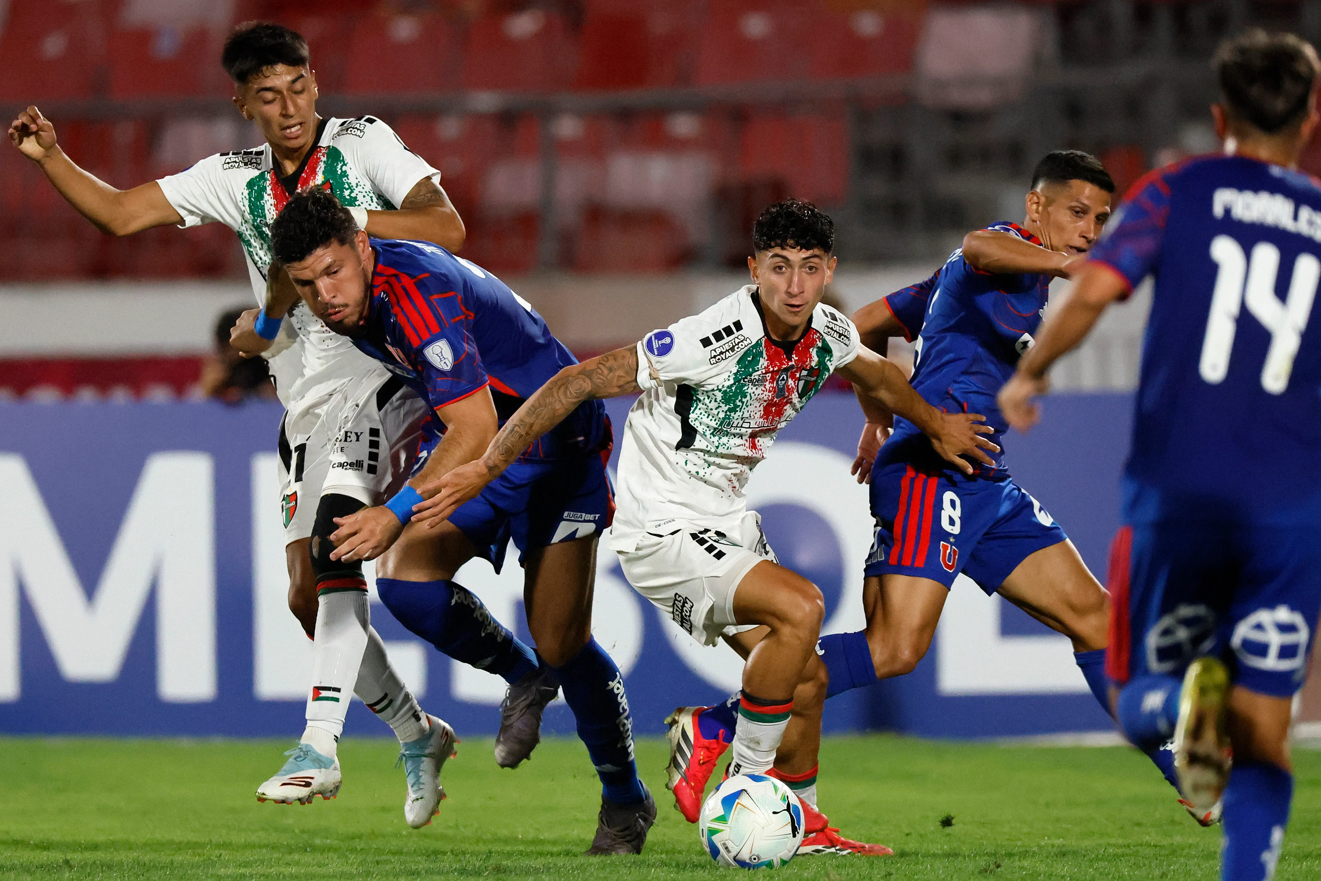 Francisco Montes en acción ante la U de Chile. (Andres Pina/Photosport).