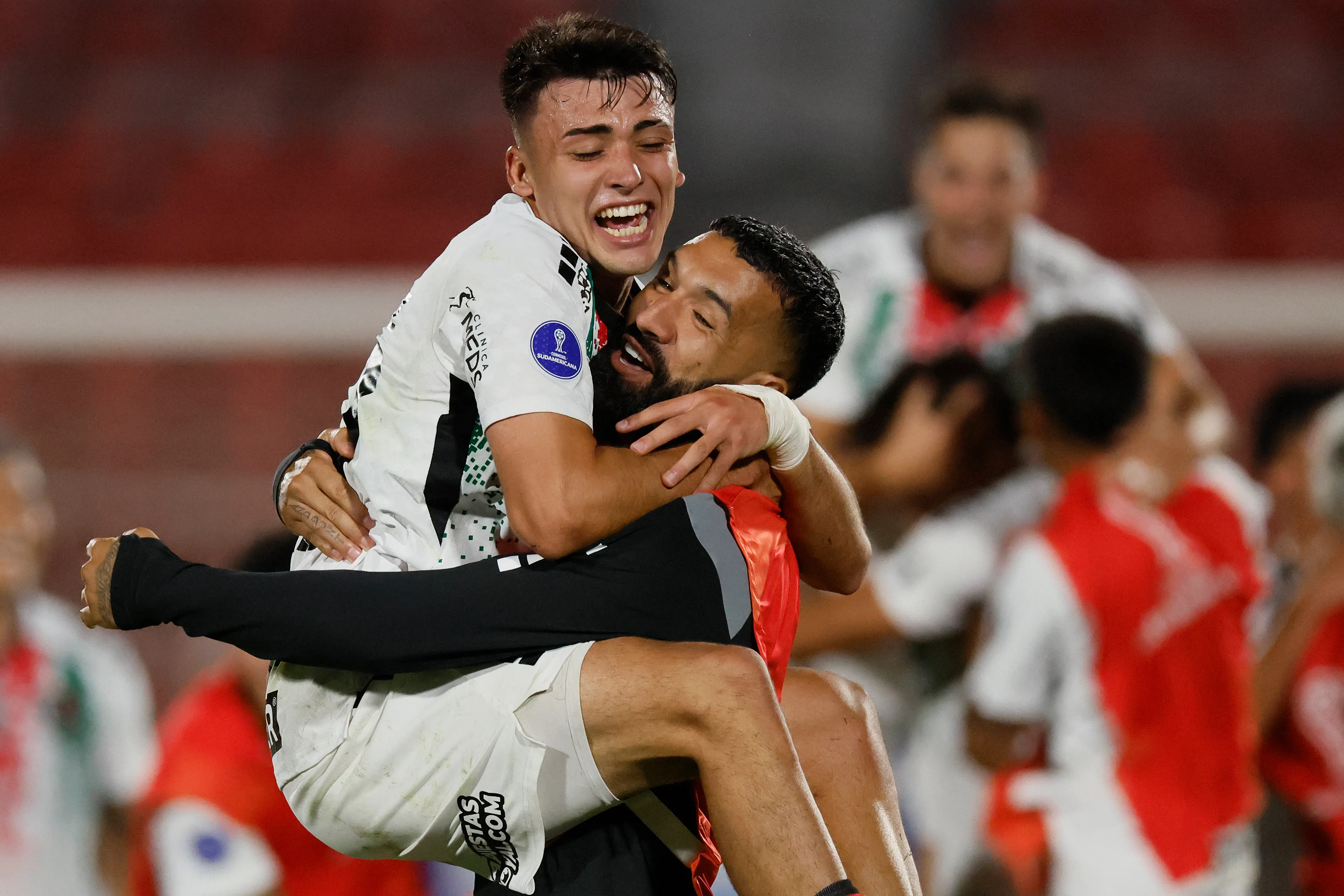 Ian Garguez celebra junto a Ronnie Fernández. (Andres Pina/Photosport).