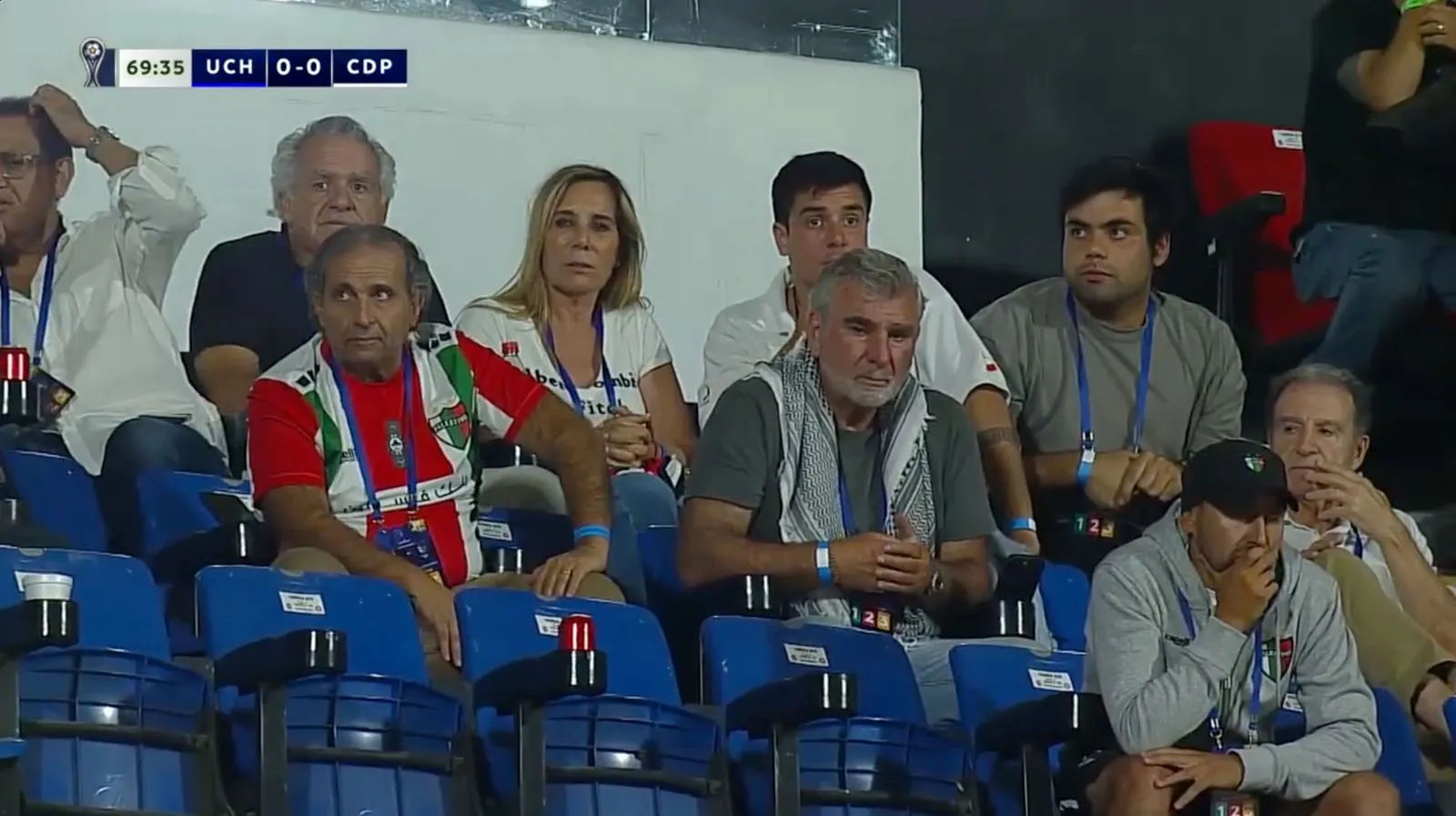 Otra imagen de la hincha que causó una multa millonaria al Tino por gestos racistas. (Captura DSports).