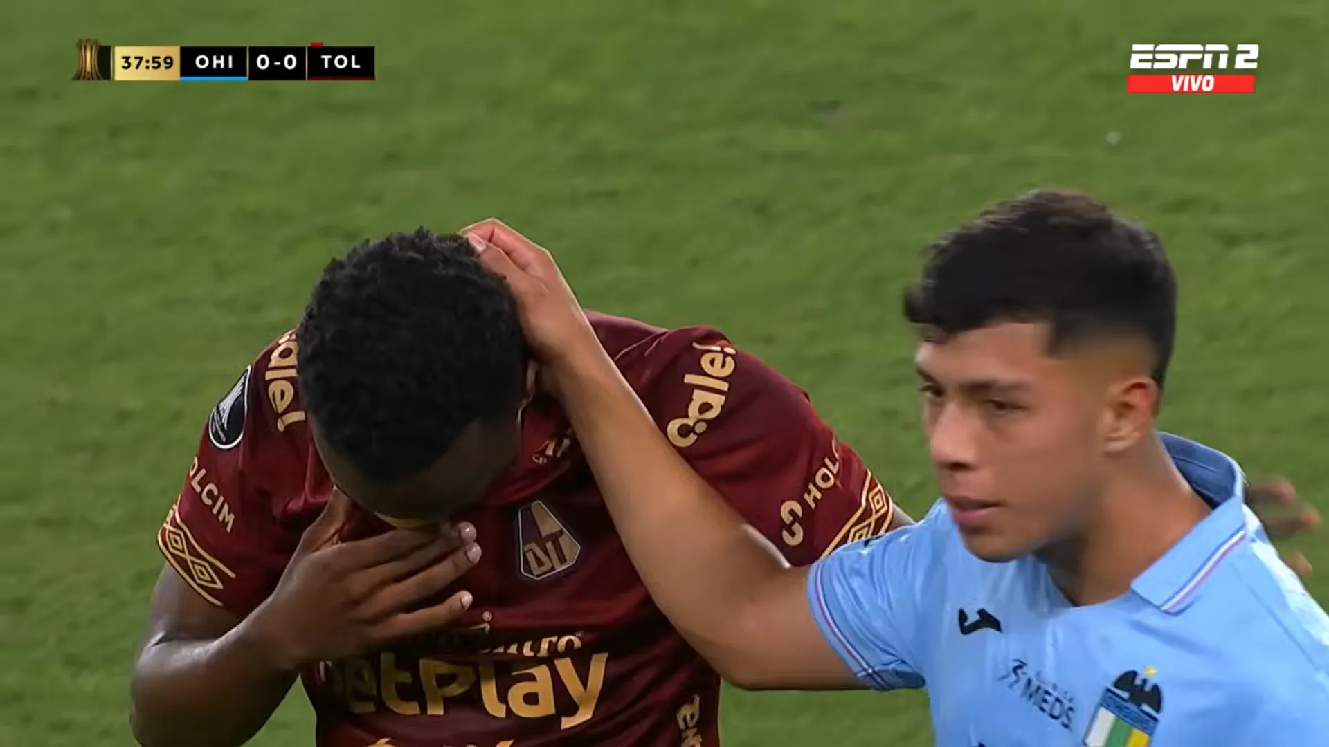 Así salió el infractor de Tolima, quien recibió el consuelo de Felipe Faúndez. (Captura ESPN).