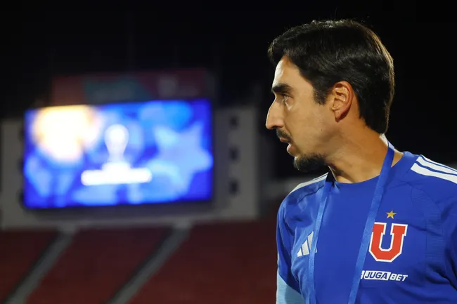 Paqui al mando de Universidad de Chile ha dirigido seis partidos con una victoria, tres empates y dos derrotas. | Foto: Photopsort.