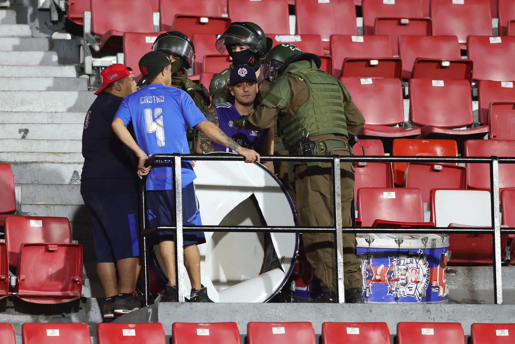 Nuevos castigos de la U a barristas porfiados.