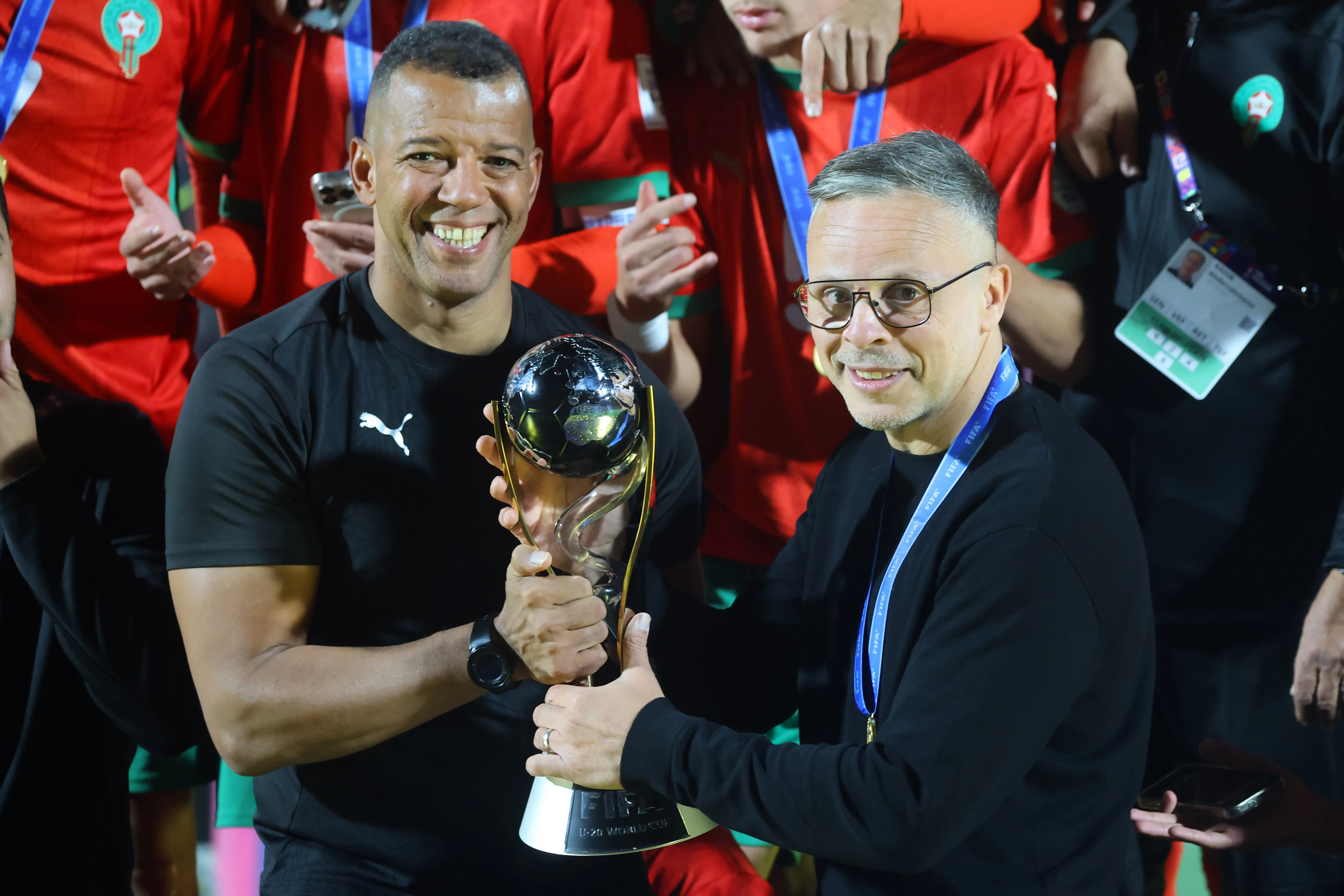 Mohamed Ouahbi con el trofeo de campeón del mundo Sub 20