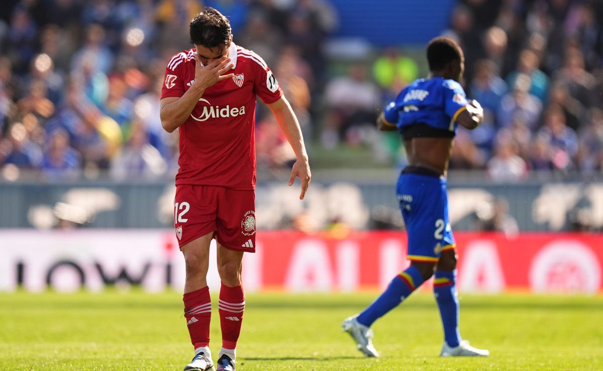 Prensa española asegura que nivel de Suazo cayó y que perderá la titularidad en Sevilla